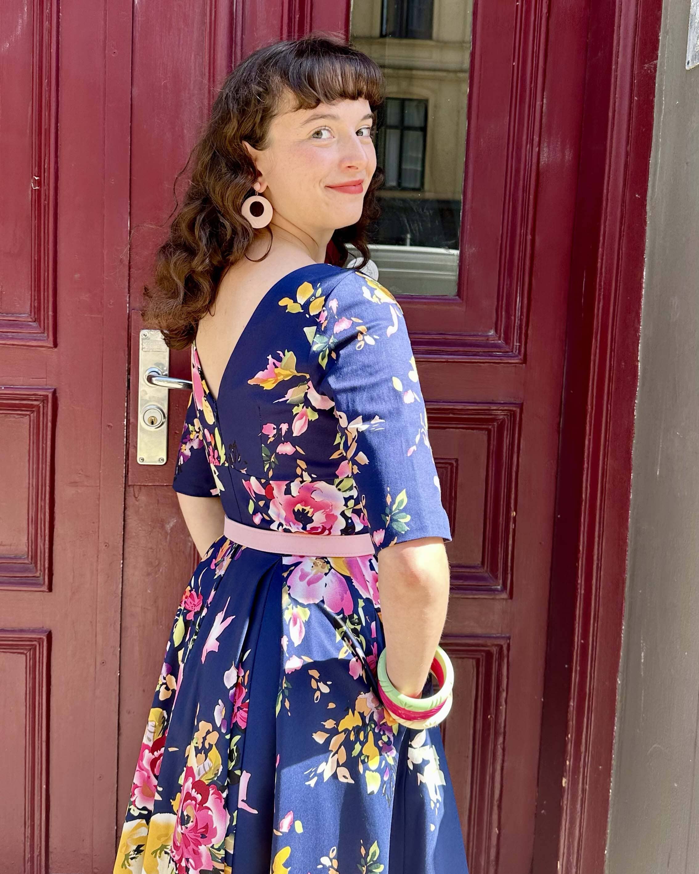 1950'er Hepburn swingkjole i navy floral swing kjole Pretty Dress Company