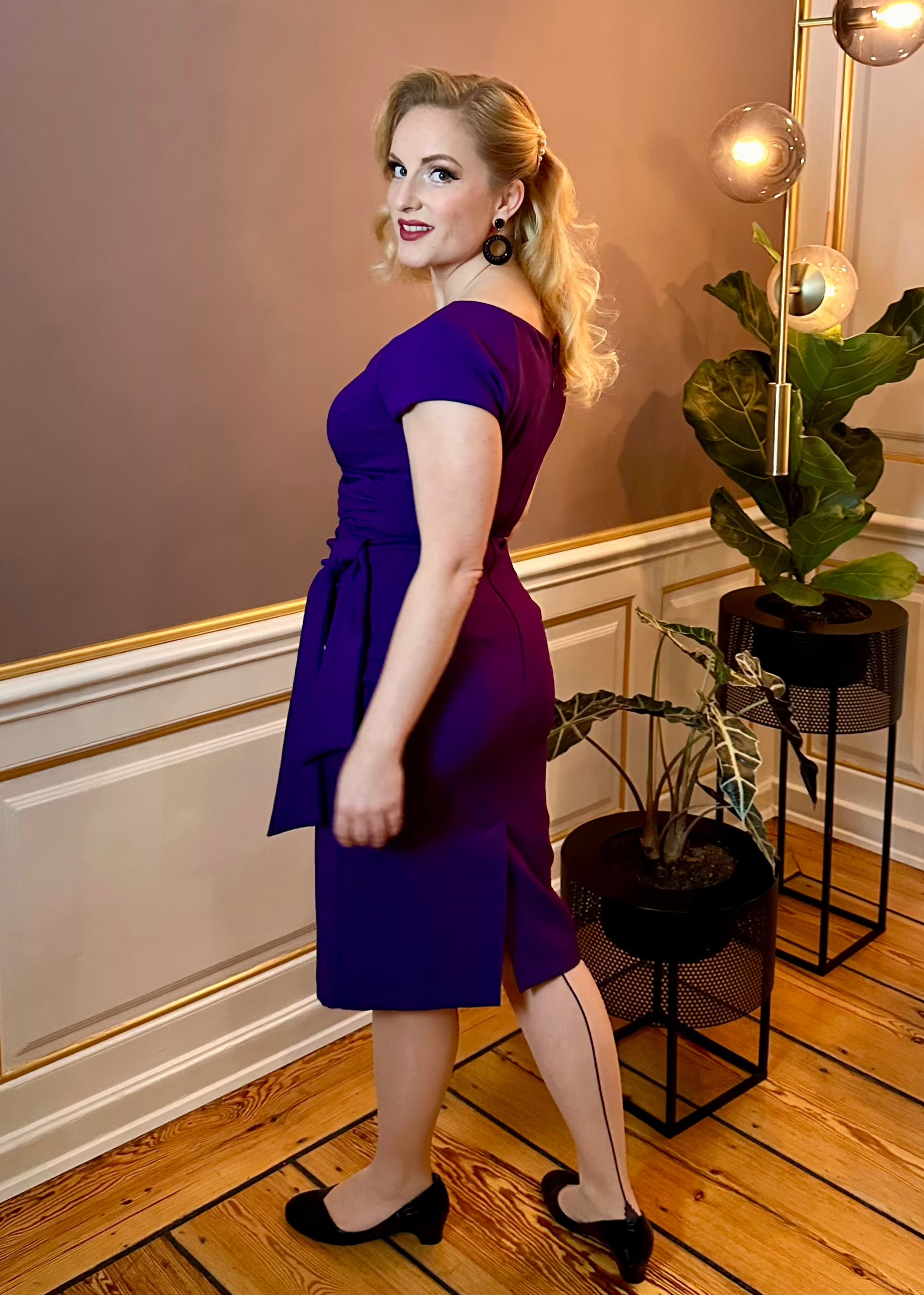 1950'er Hourglass pencil kjole i lilla pencil kjole Pretty Dress Company