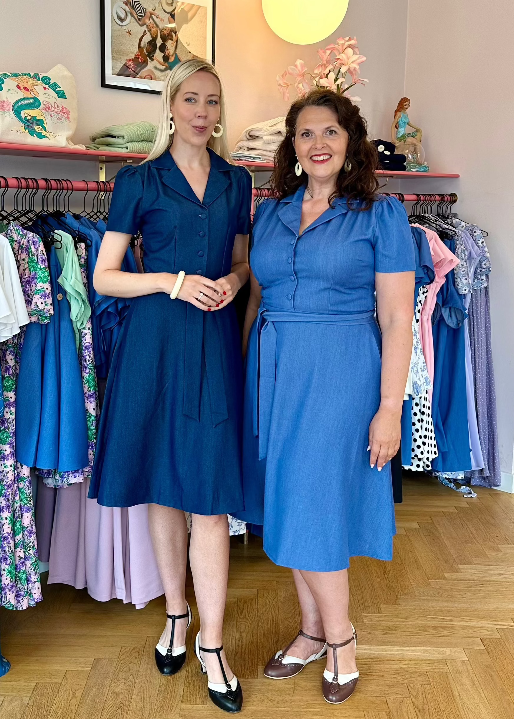 Betty kortærmet skjortekjole i mørk denimblå Kjoler Daisy Dapper