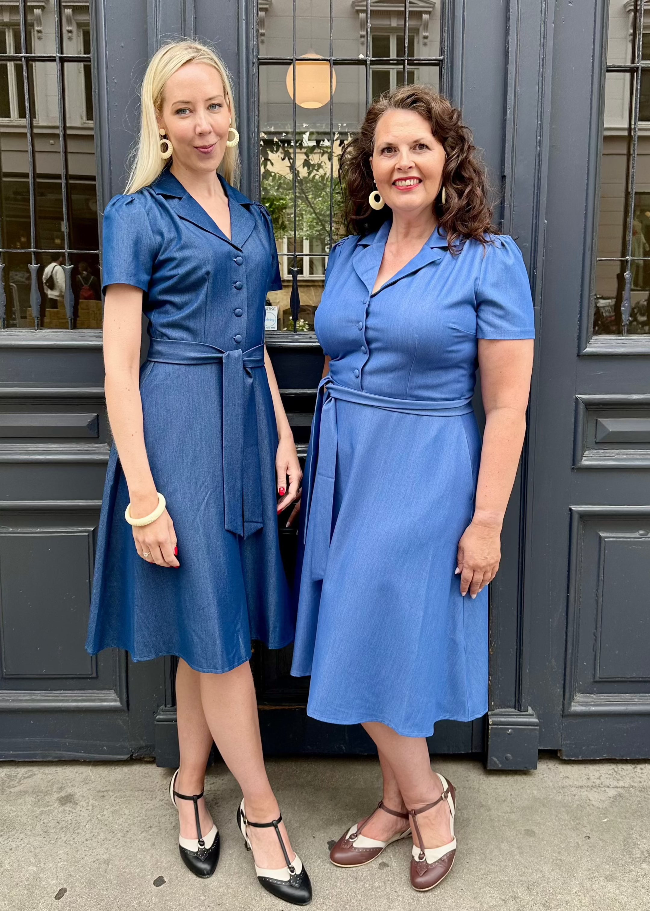 Betty kortærmet skjortekjole i mørk denimblå Kjoler Daisy Dapper