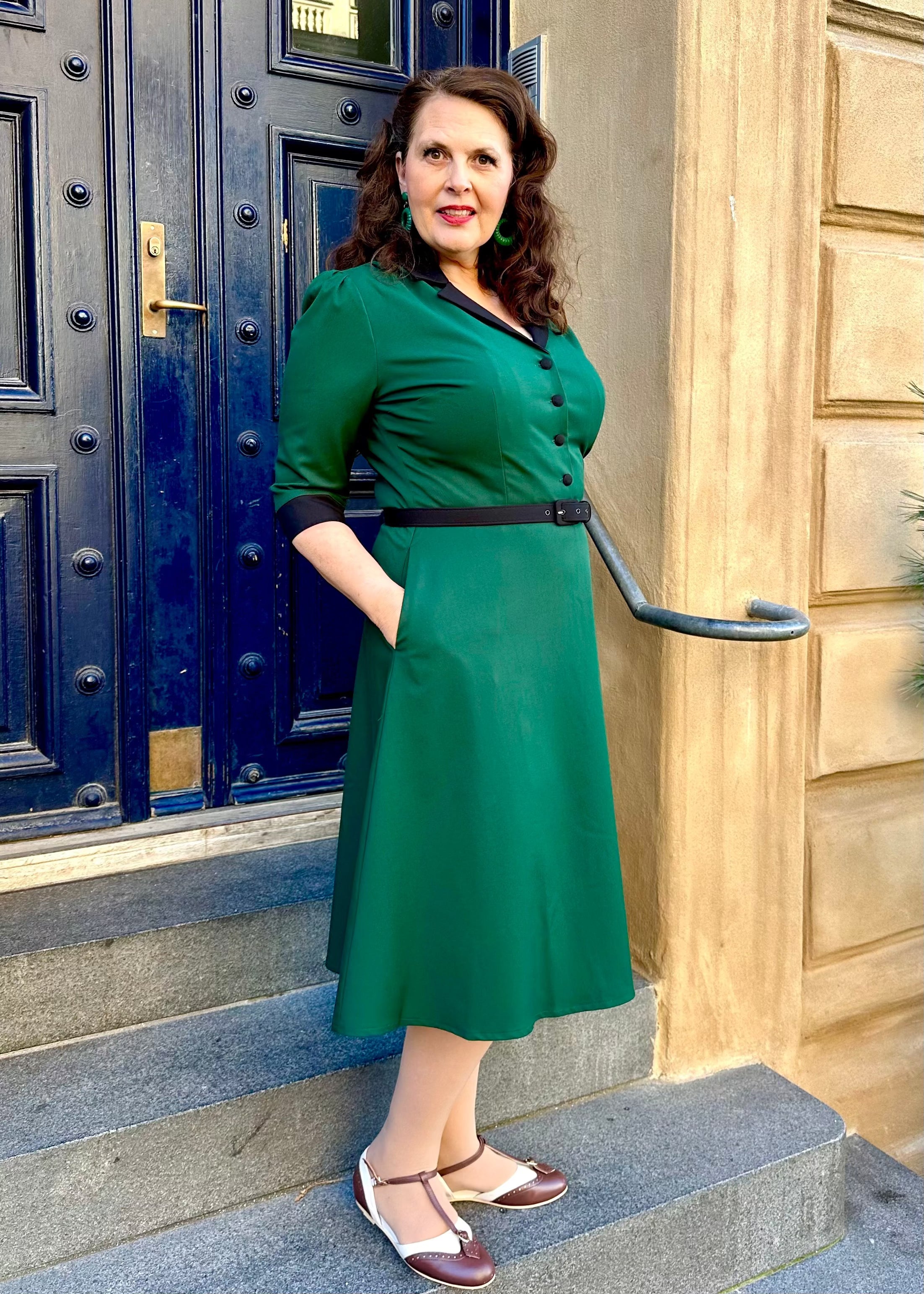 Betty skjortekjole med 3/4 ærmer i mørkegrøn og sort skjortekjole Daisy Dapper