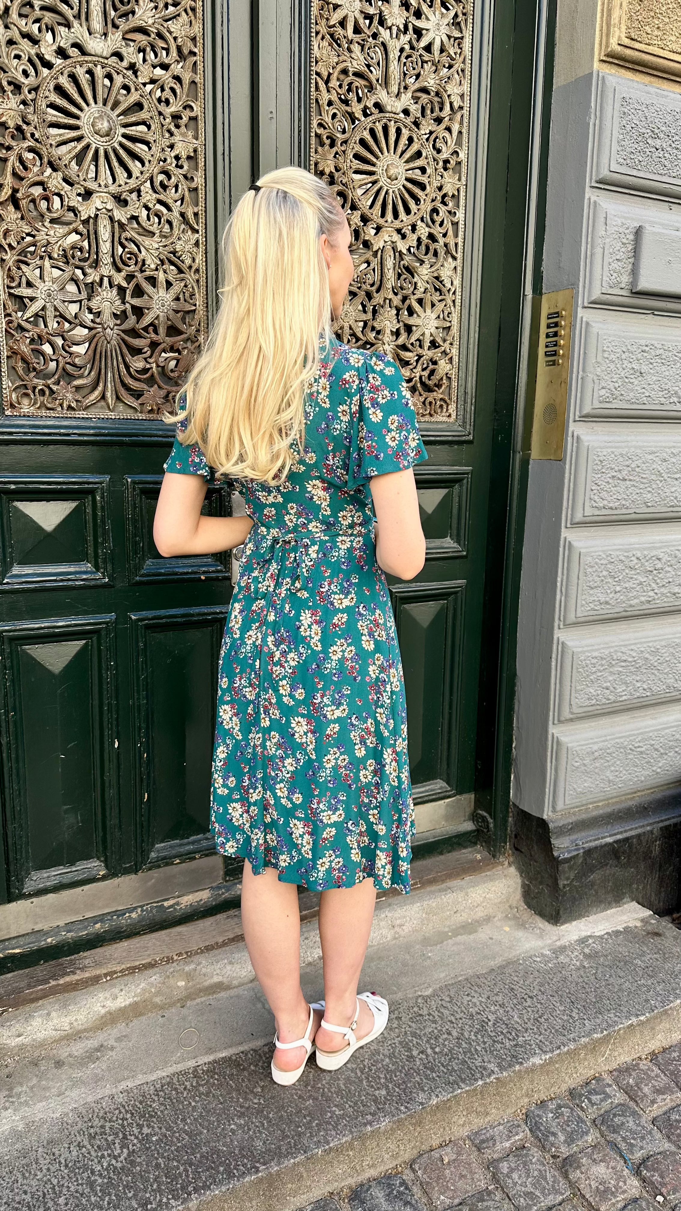 Betty Tea dress, A-line kjole i petroleum med marguerit print Kjoler Weekend Doll