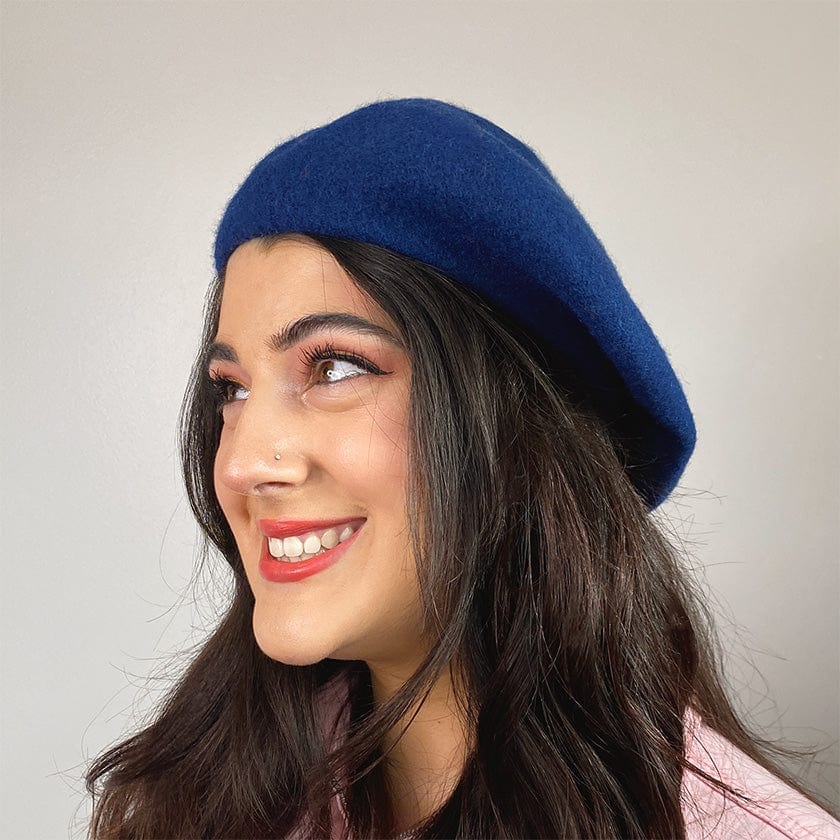 Blå baret med fugl Accessories Erstwilder