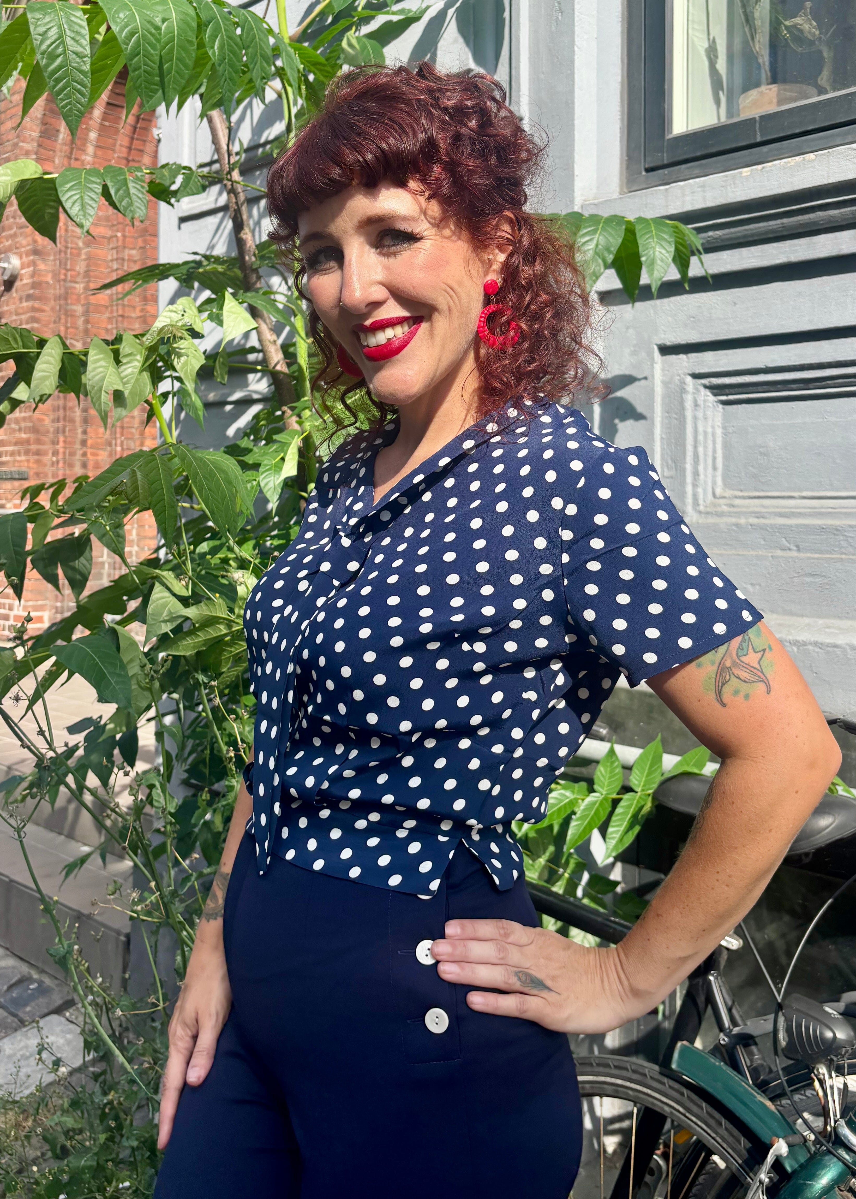 Bonnie kortærmet skjorte i sailor stil - navy med prikker Kortærmet skjorte Seamstress Of Bloomsbury