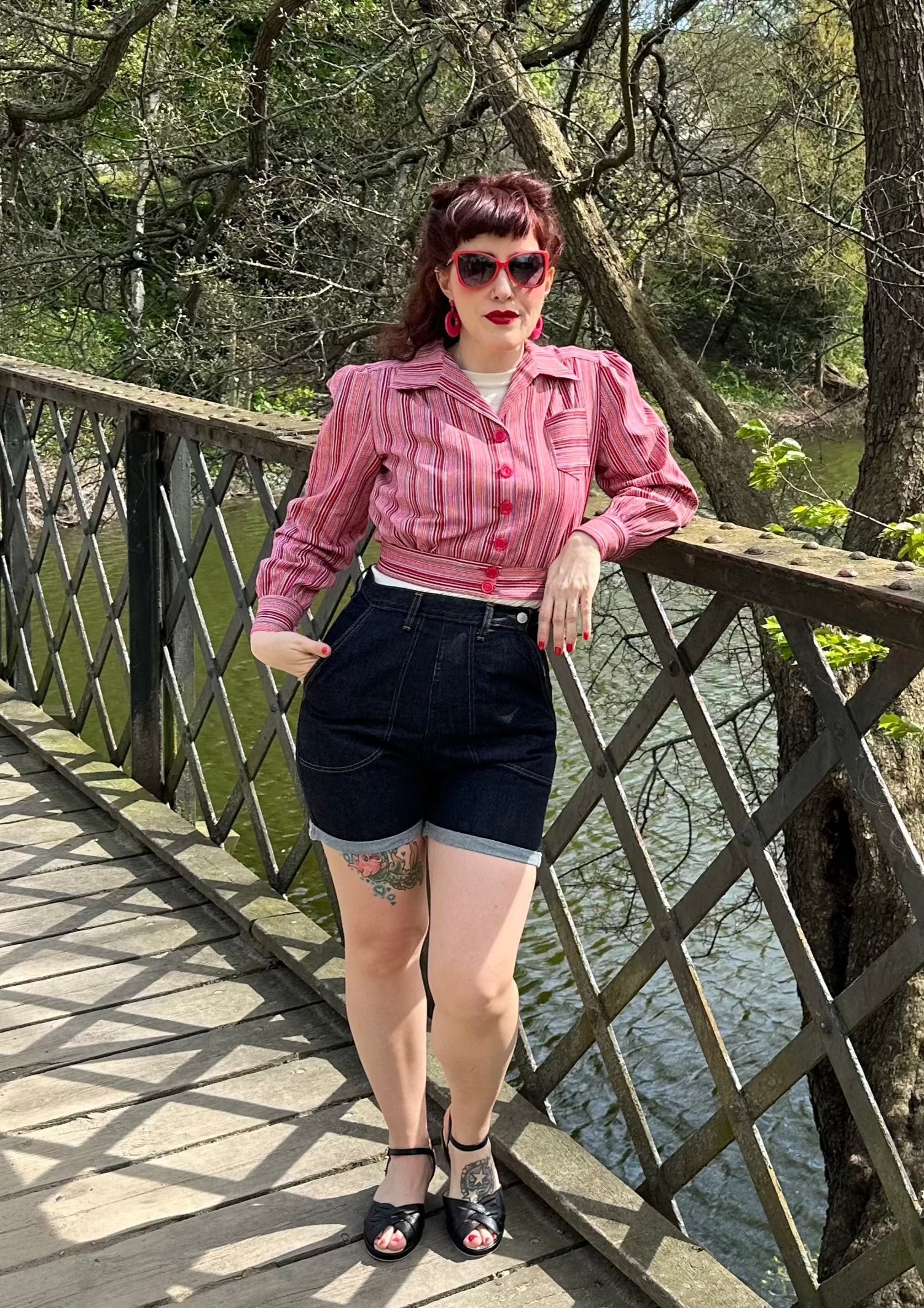 Buckleback højtaljede shorts i vintage stils denim Freddies Of Pinewood