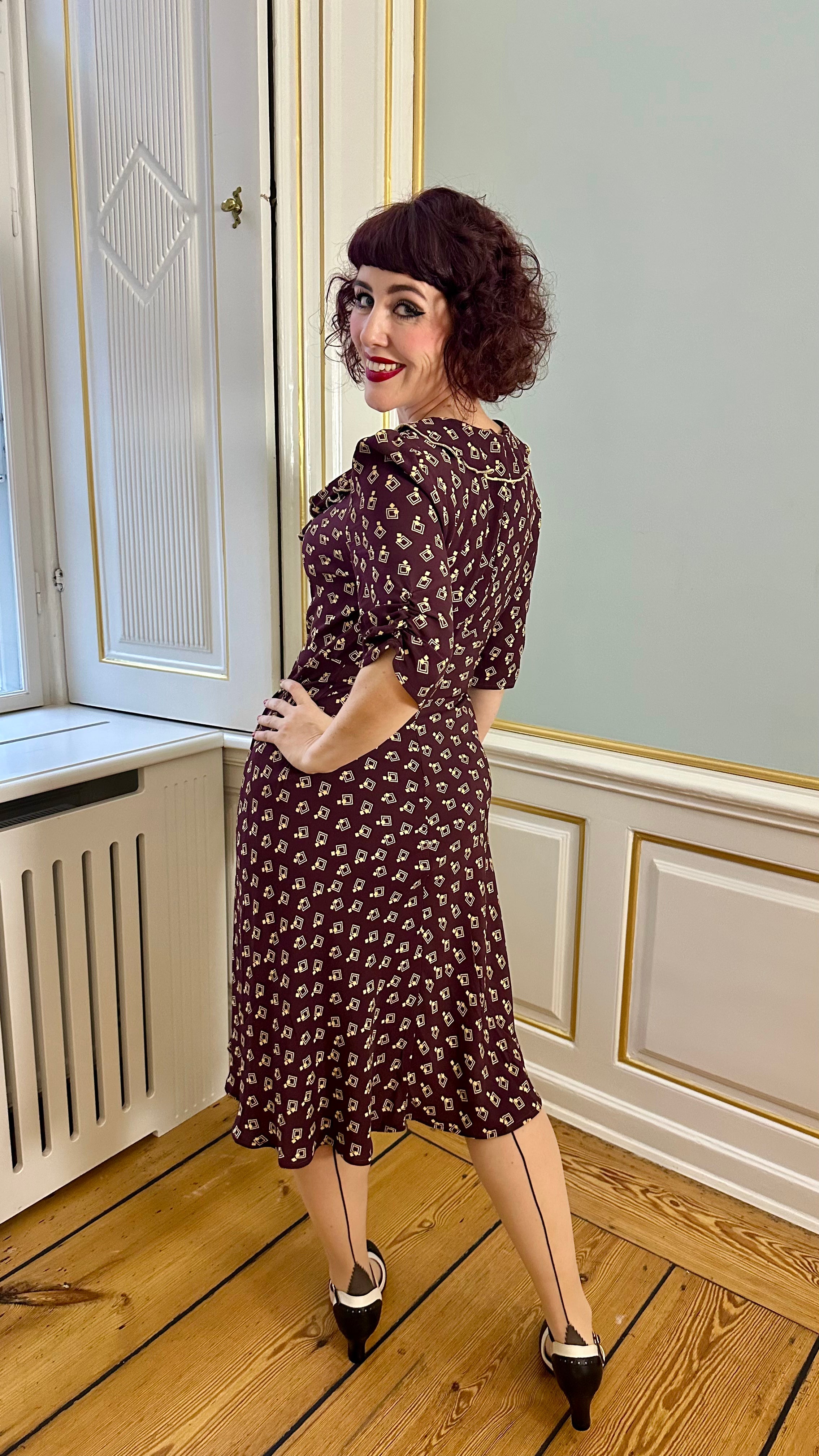 Cora bias-cut kjole i blommefarvet 'Diamond Deco' Kjoler House of Foxy