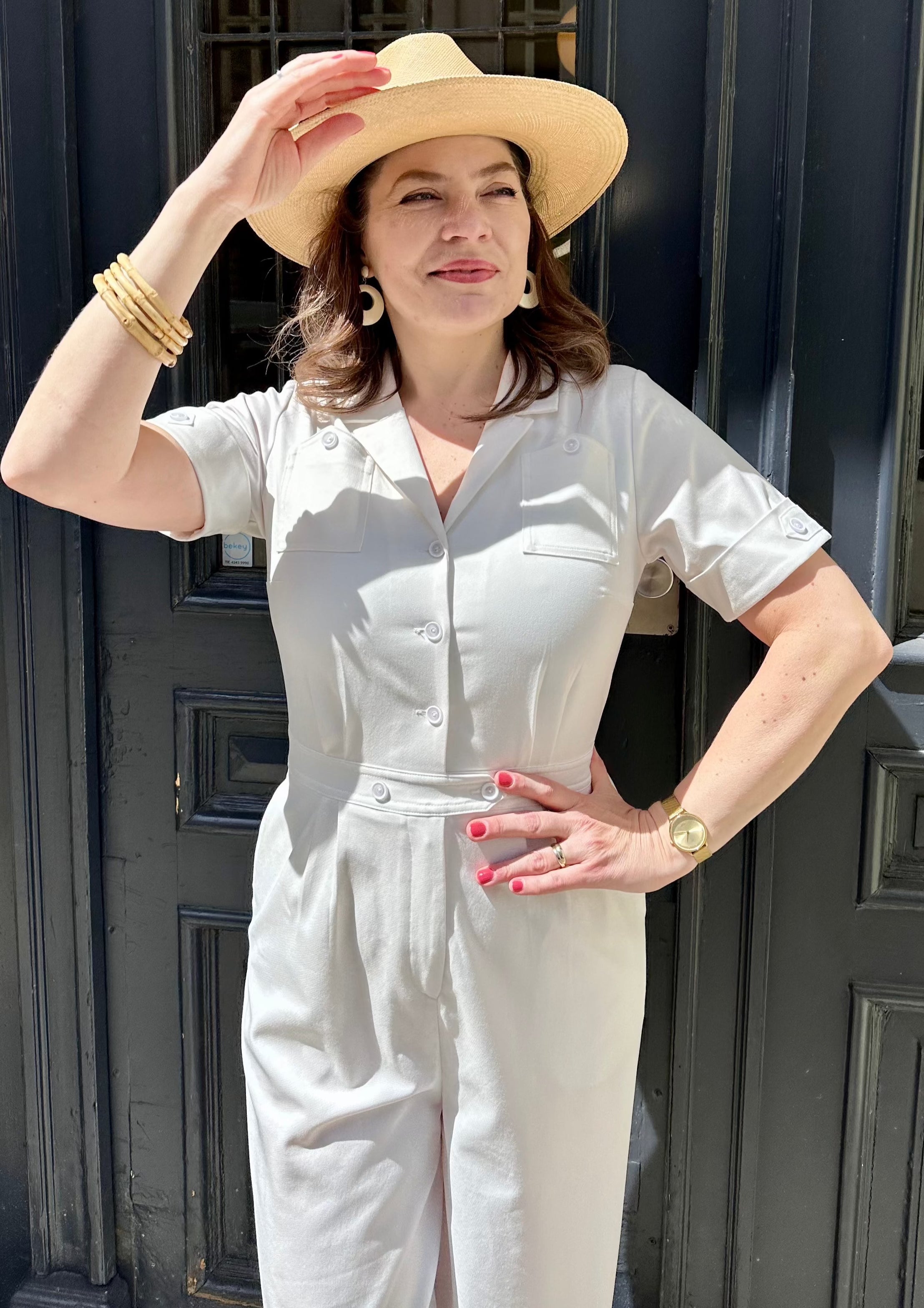 Daisy Dapper: Maxine buksedragt med korte ærmer i off-white toej Daisy Dapper