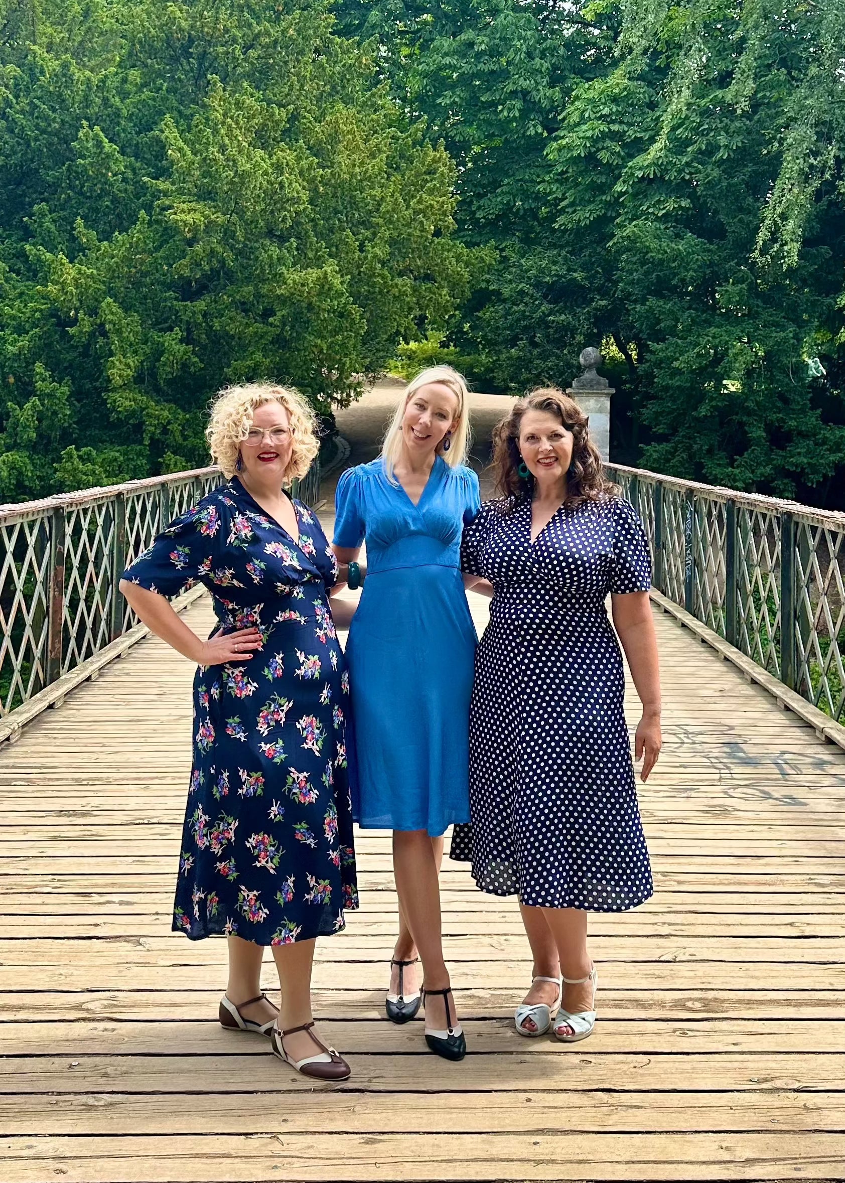 Dolores A-line kjole i navy 'floral dancer' mønster aline kjole Seamstress Of Bloomsbury