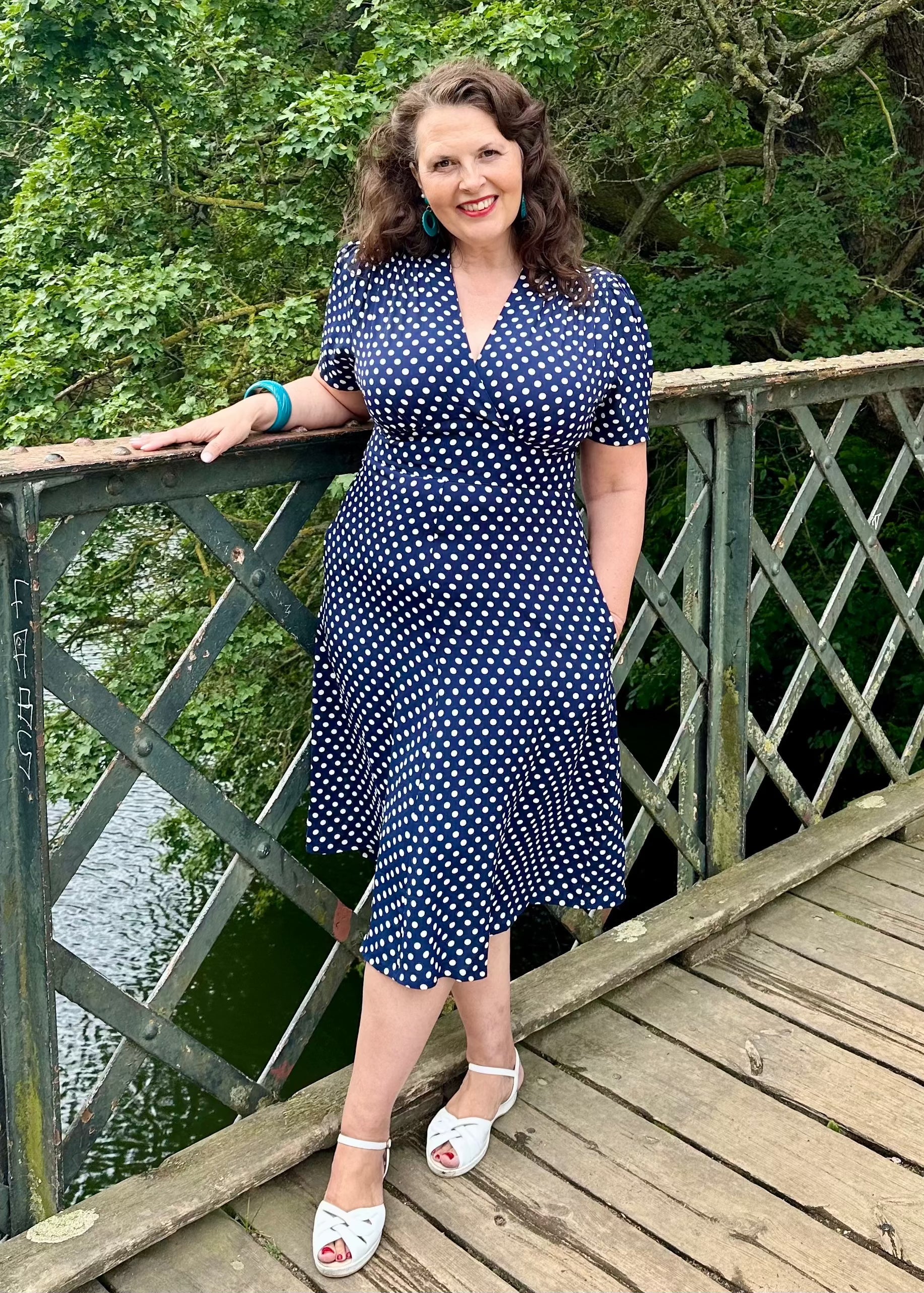 Dolores A-line kjole i navy med polka prikker aline kjole Seamstress Of Bloomsbury