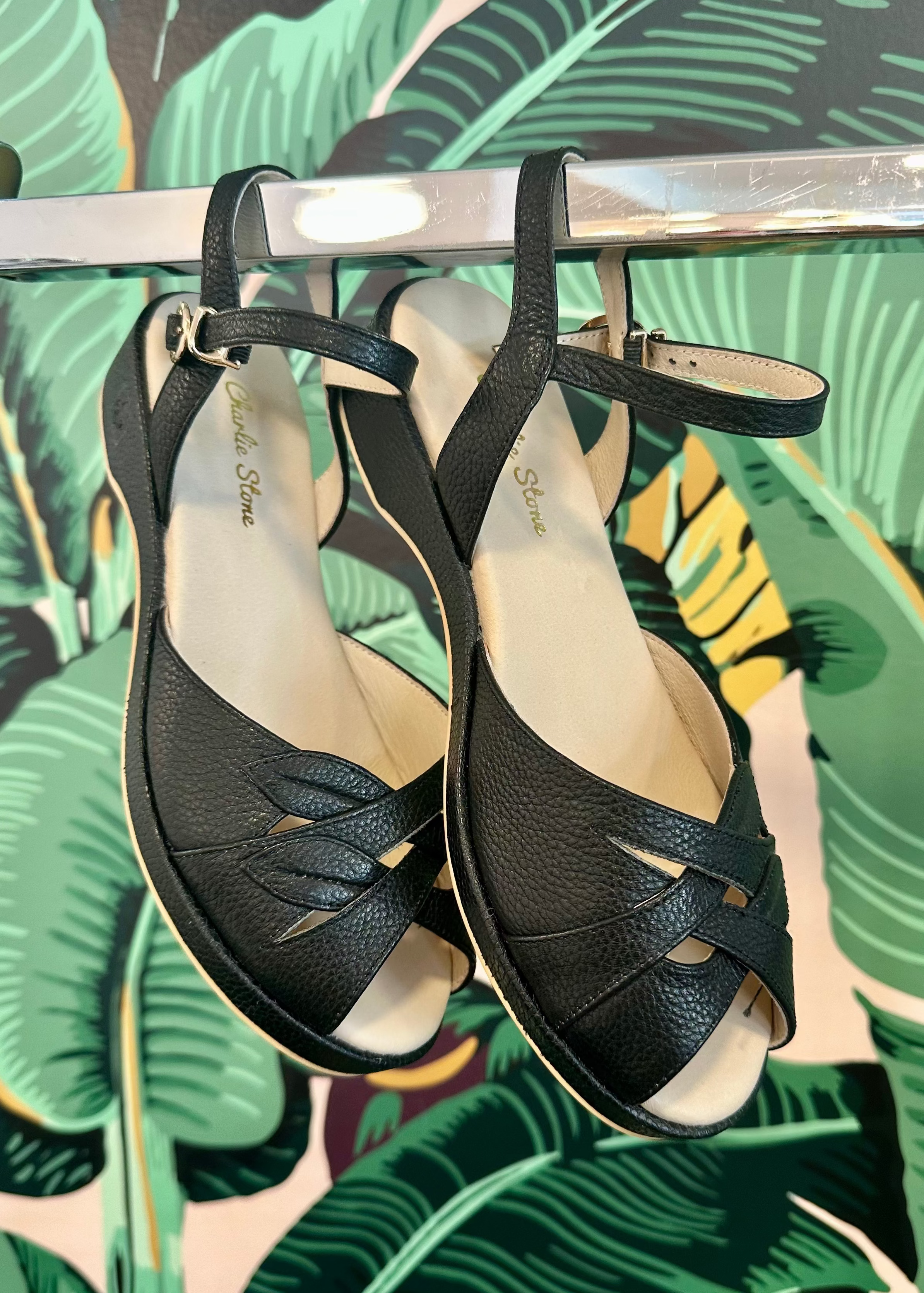 Elba sort wedge sandal med bladmønster sko Charlie Stone
