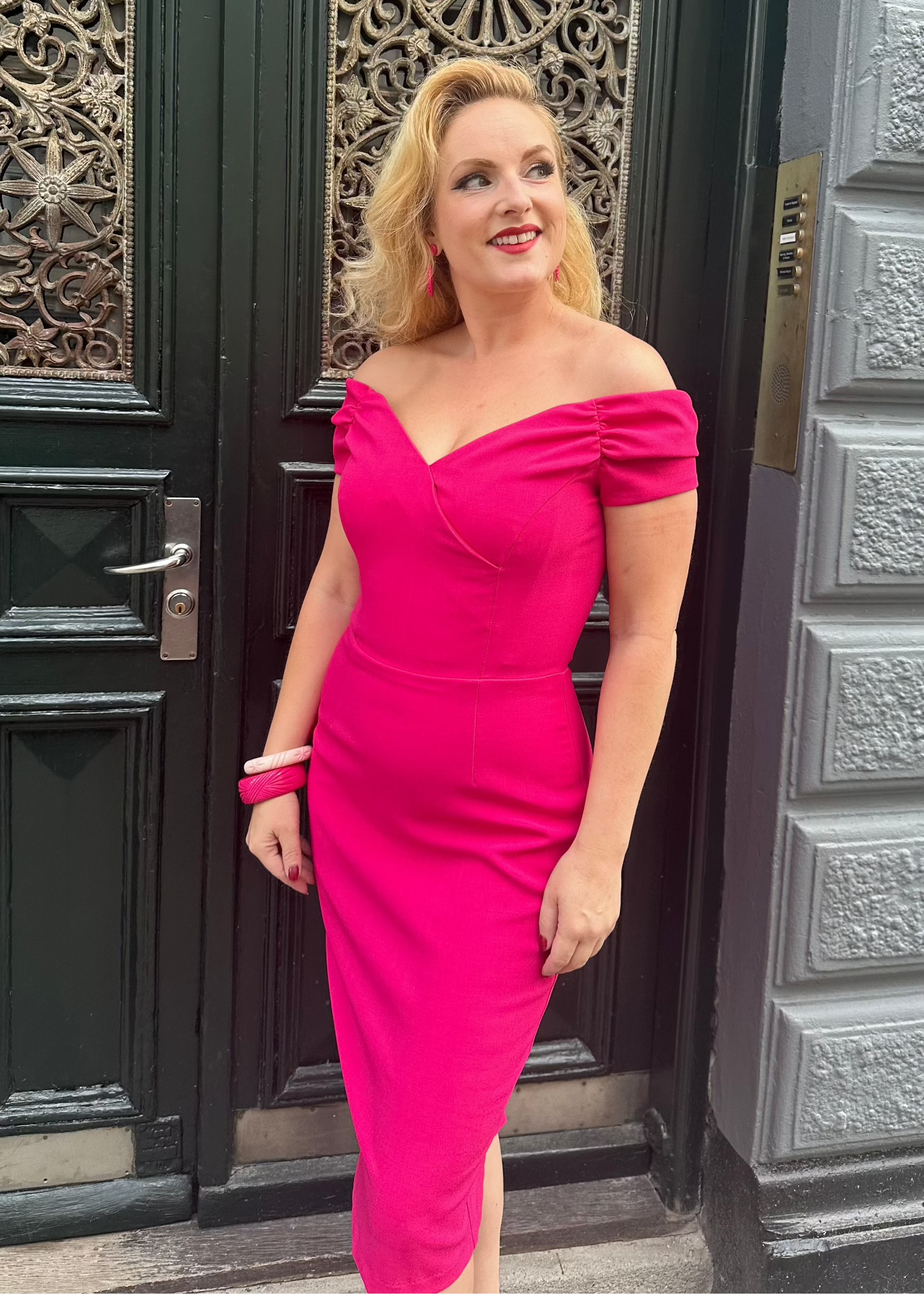 Fatale pencilkjole med off-shoulder i hot pink pencil kjole Pretty Dress Company