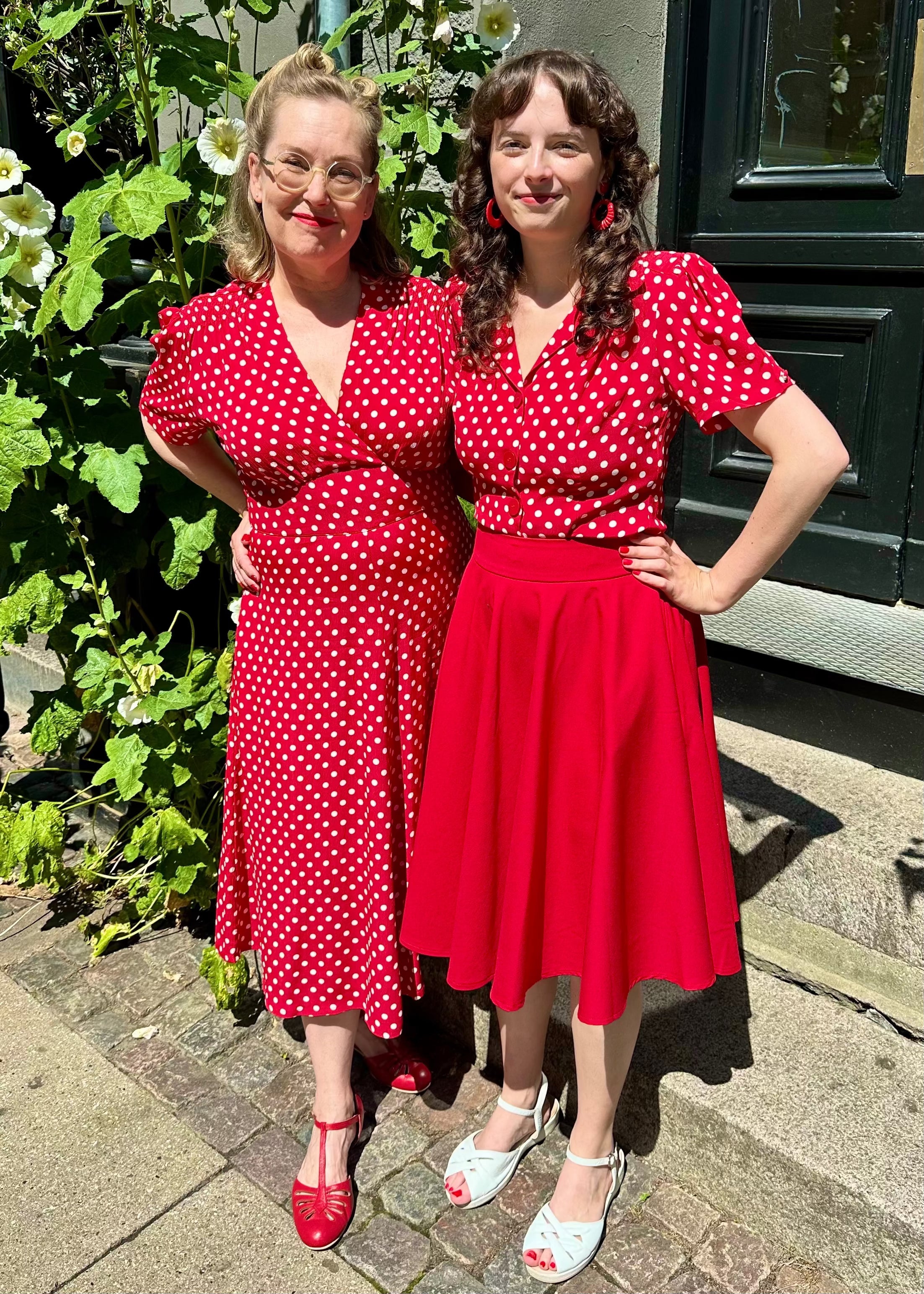 Grace kortærmet skjorte i rød med polkaprikker kortærmet skjorte Seamstress Of Bloomsbury