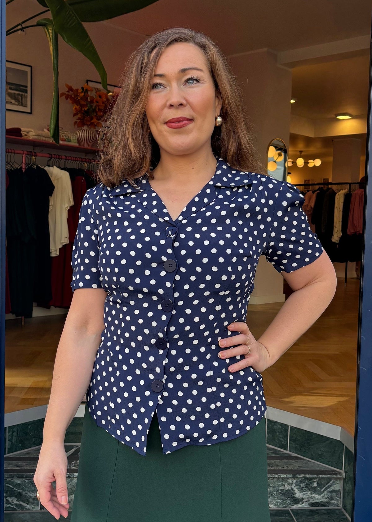 Grace kortærmet skjorte - navy med prikker Kortærmet skjorte Seamstress Of Bloomsbury