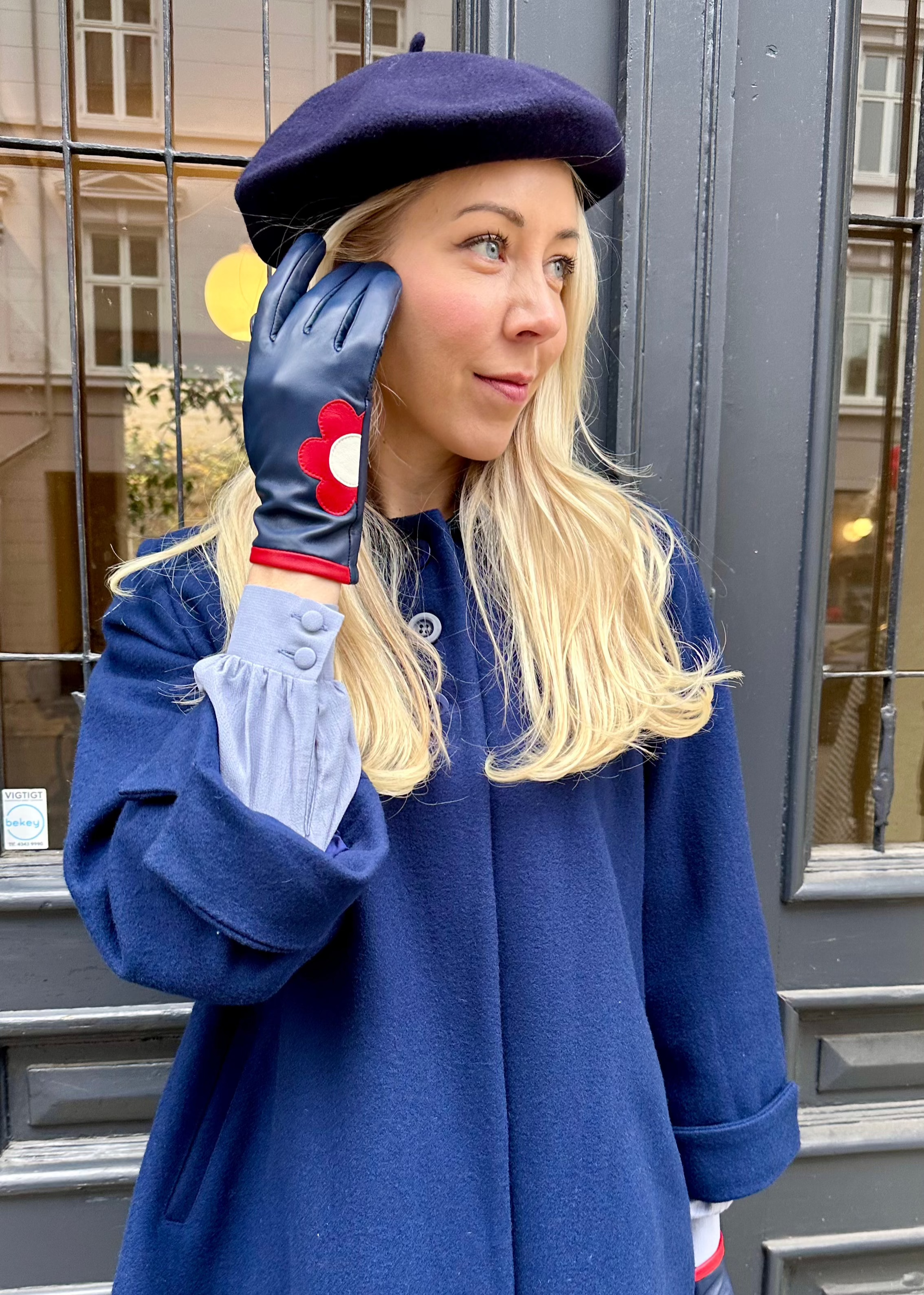 Handsker i navy læder med marguerit Accessories Mabel Sheppard