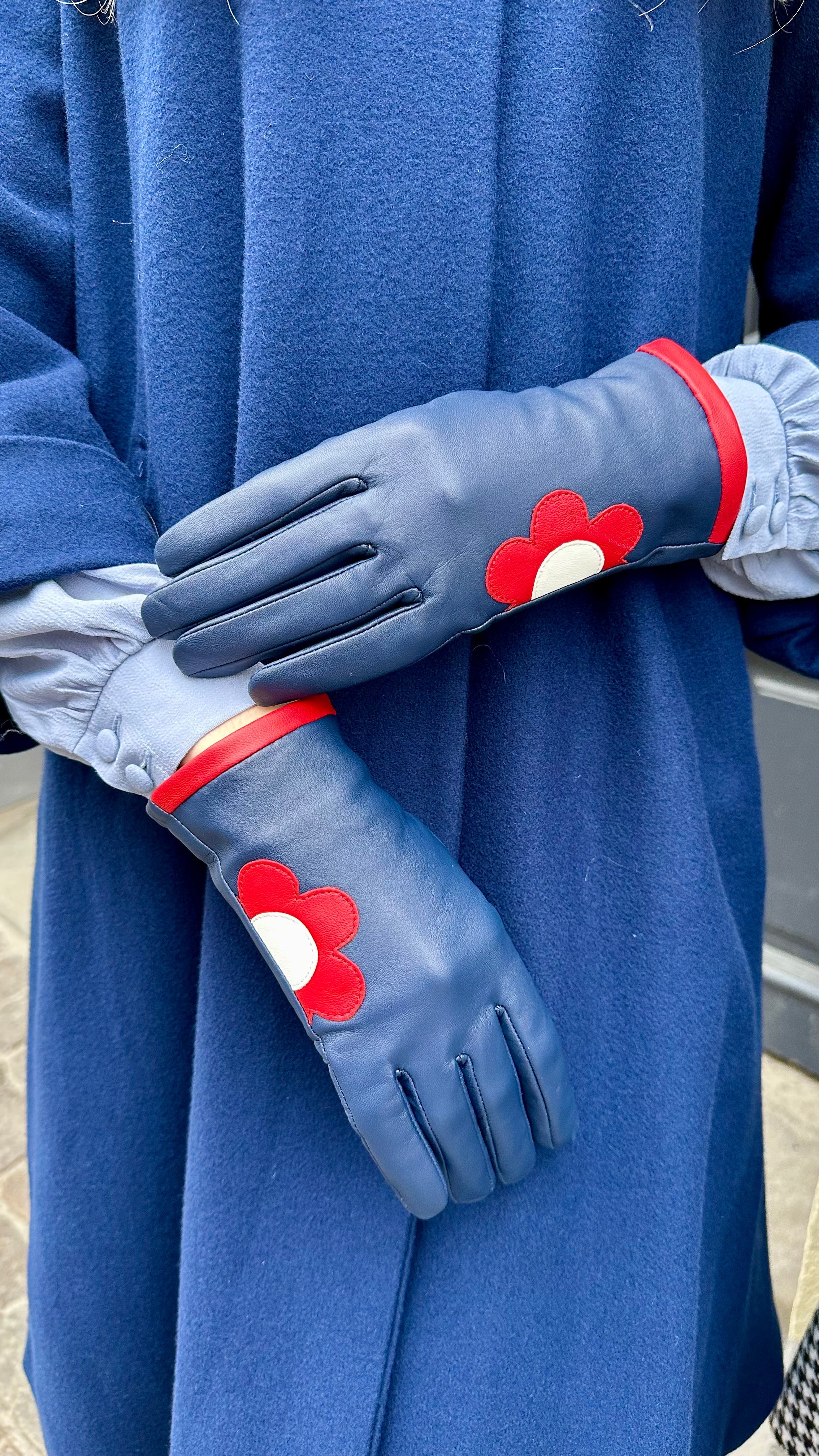 Handsker i navy læder med marguerit Accessories Mabel Sheppard