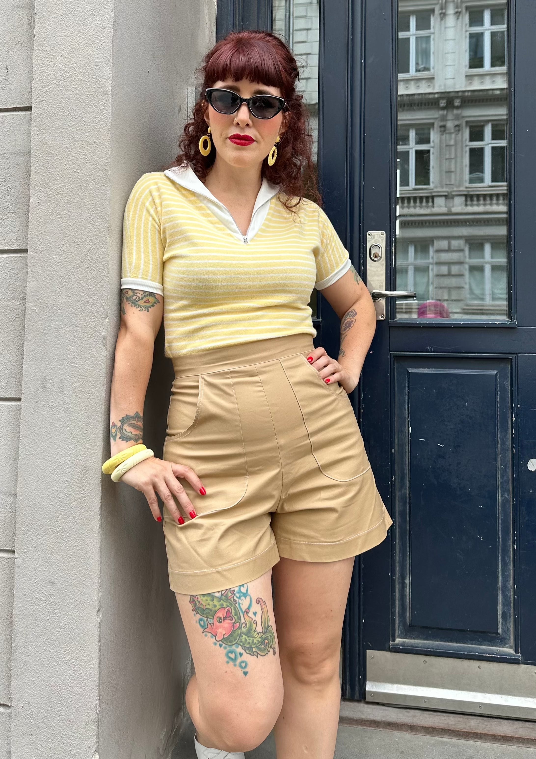 Højtaljede beige farvede shorts i bomuld tøj Freddies Of Pinewood