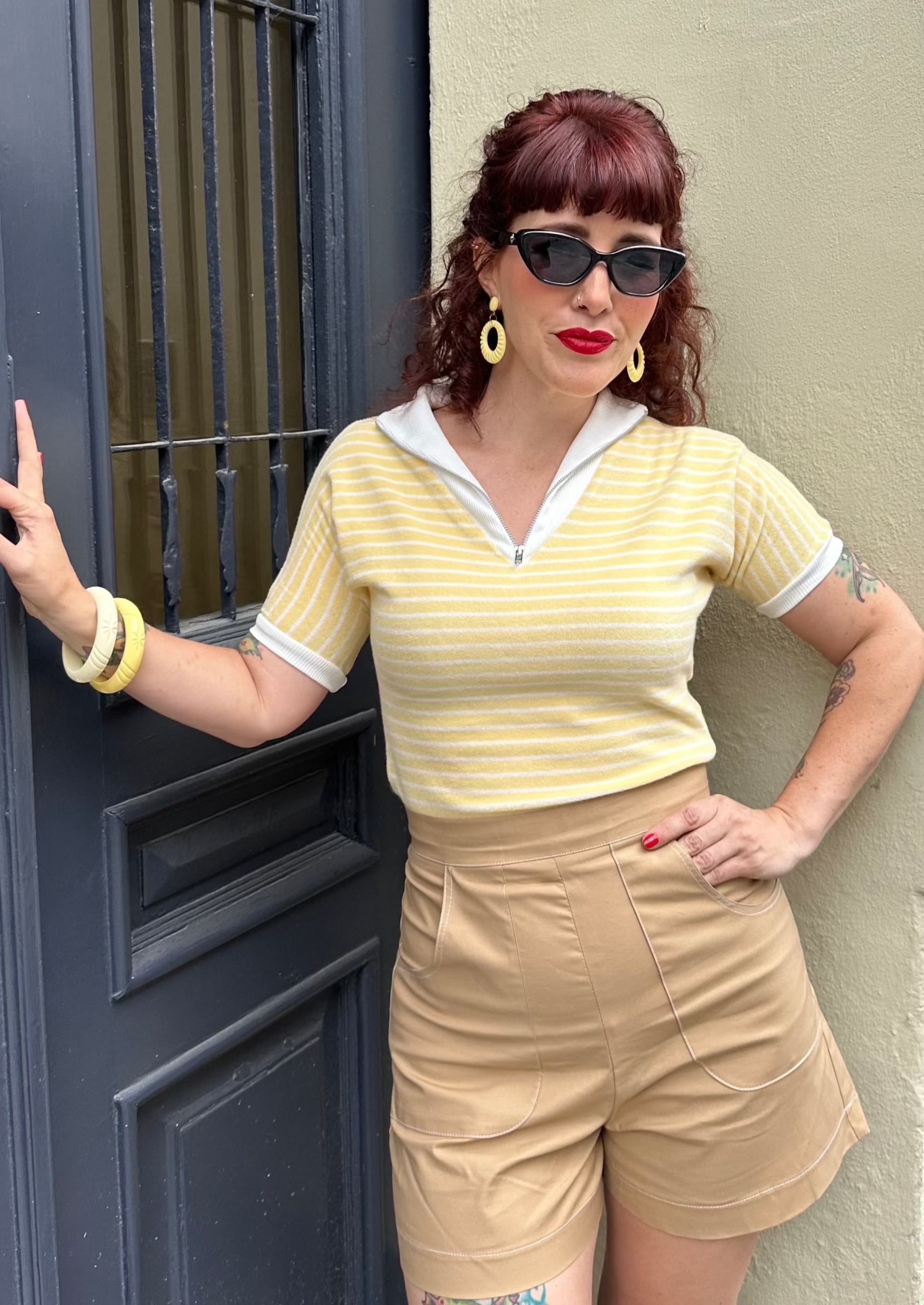 Højtaljede beige farvede shorts i bomuld tøj Freddies Of Pinewood