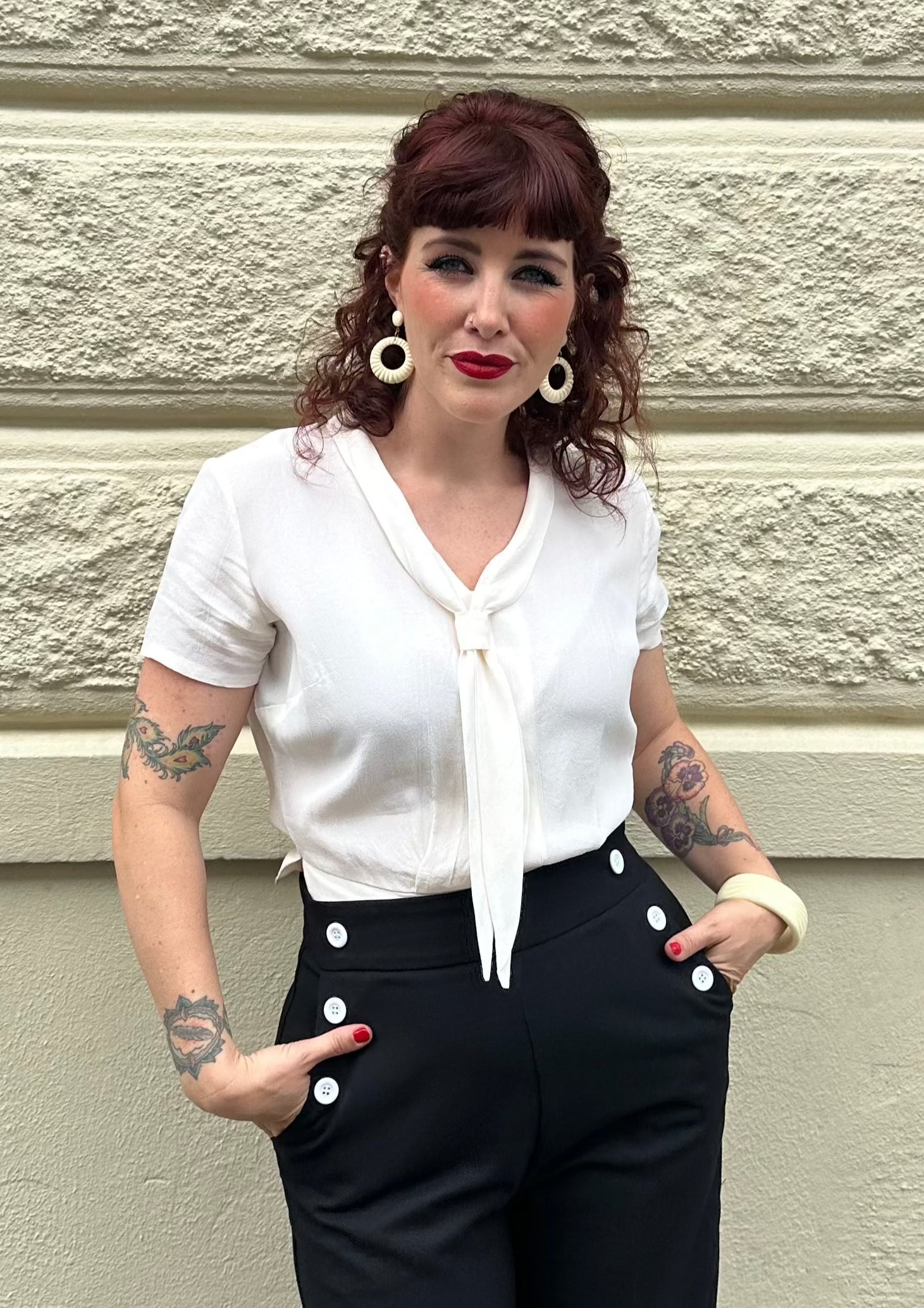 Hoop øreringe med mønster i 1950'er stil i cremehvid Accessories Rock It Rosie