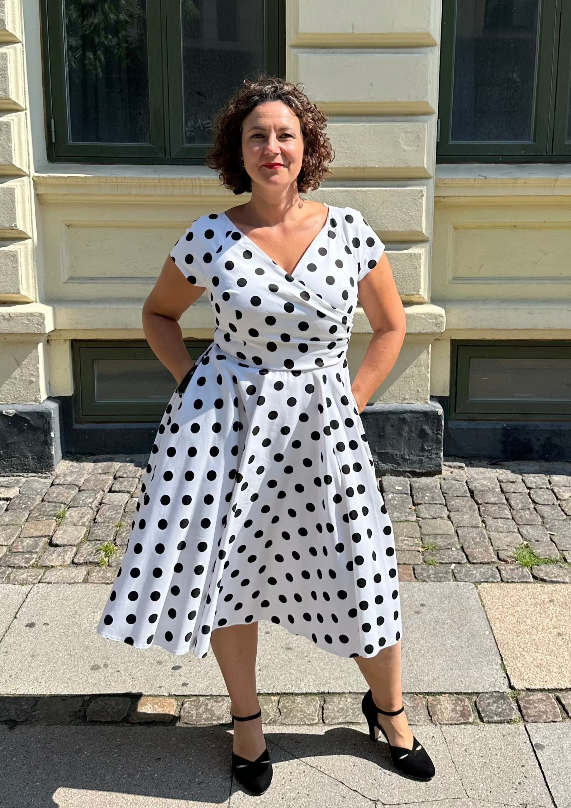 Hourglass swingkjole i hvid med sorte polkaprikker swing kjole Pretty Dress Company