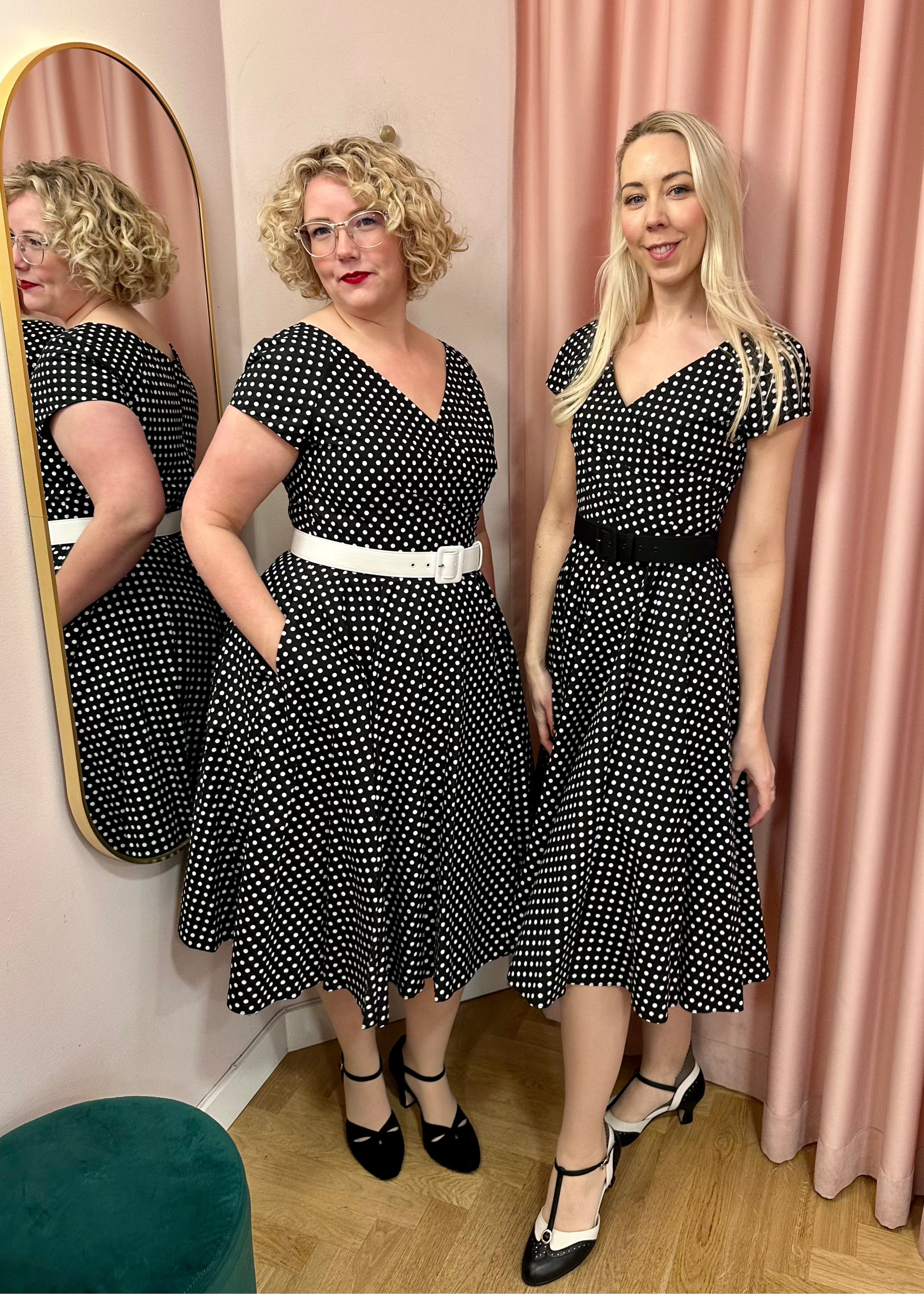 Hourglass swingkjole i sort med små hvide prikker swing kjole Pretty Dress Company