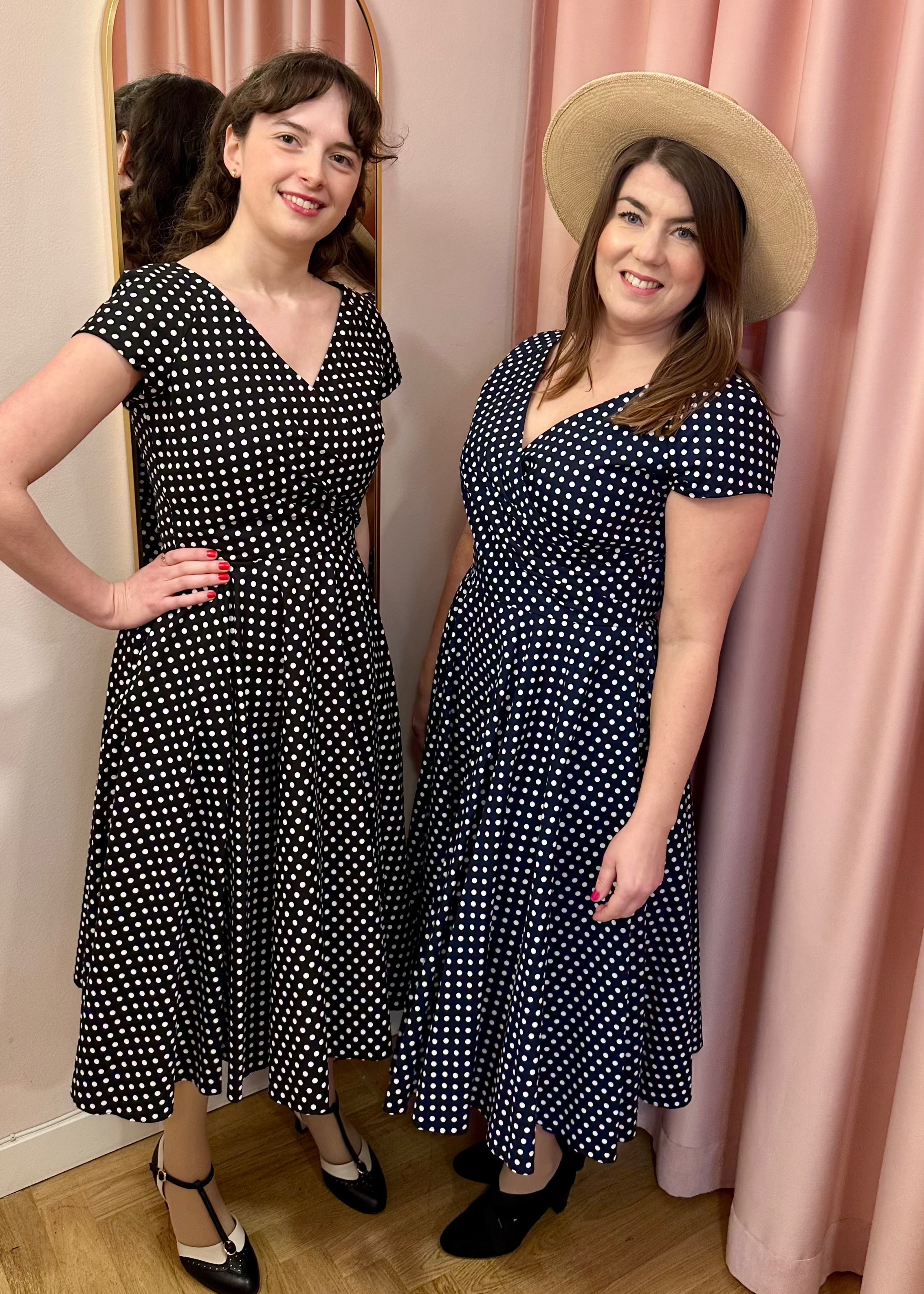 Hourglass swingkjole i sort med små hvide prikker swing kjole Pretty Dress Company