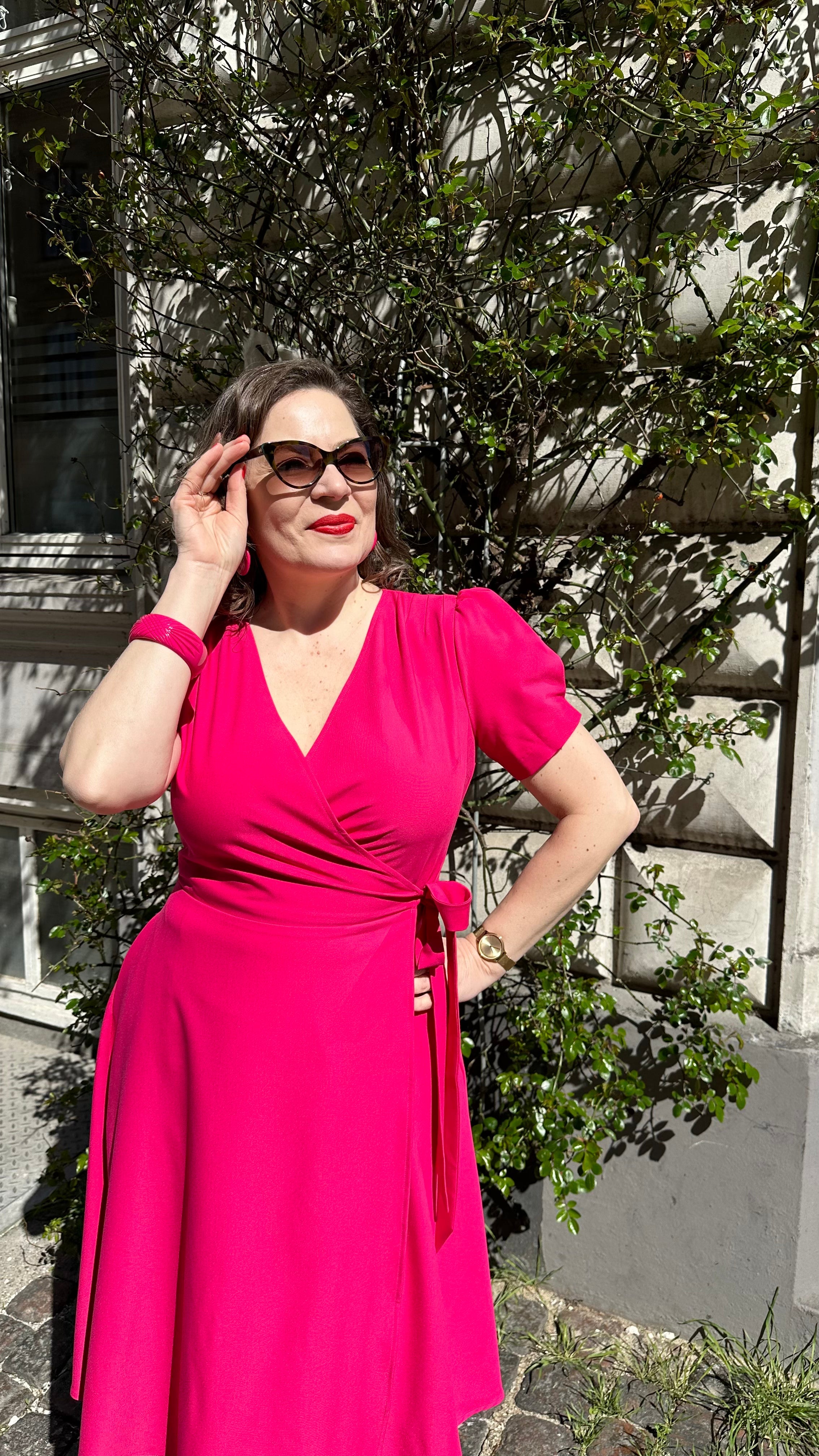 Jane slå-om kjole i magenta pink tøj Daisy Dapper