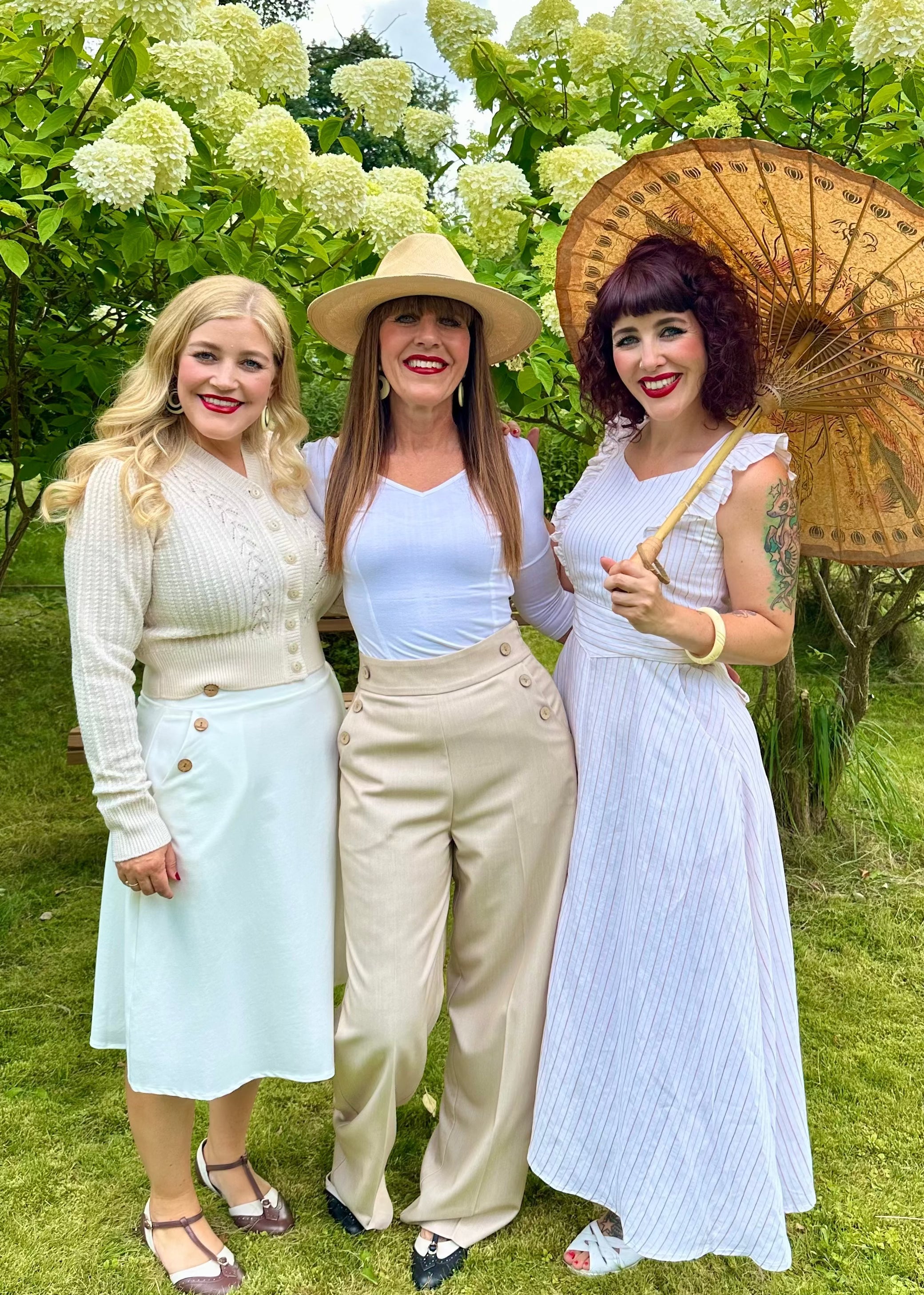 Karin's Picnic Dress i hvid med gule striber aline kjole Emmy Design