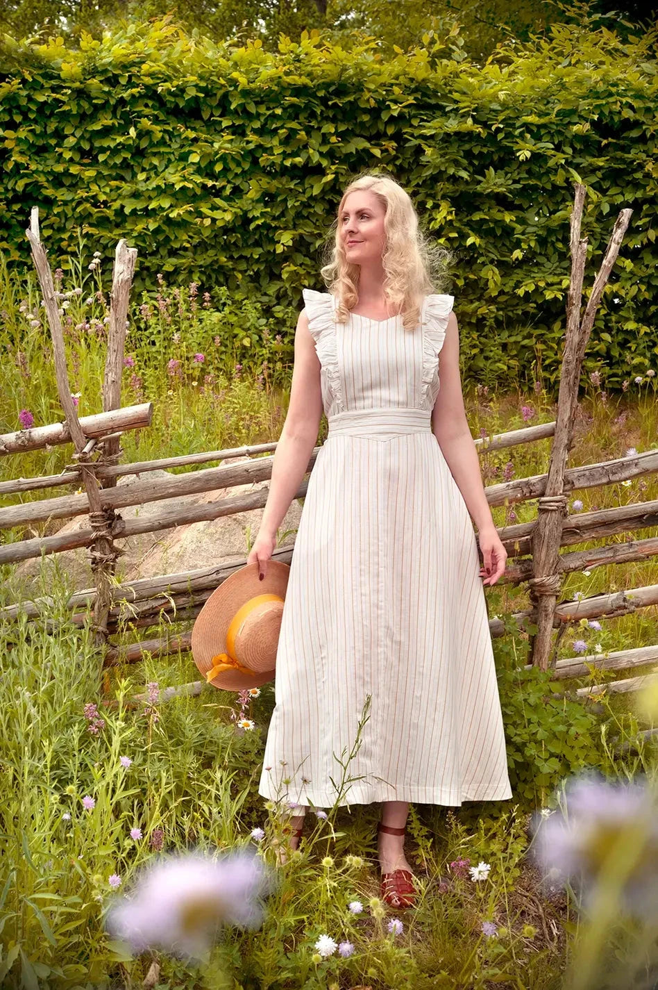 Karin's Picnic Dress i hvid med gule striber aline kjole Emmy Design