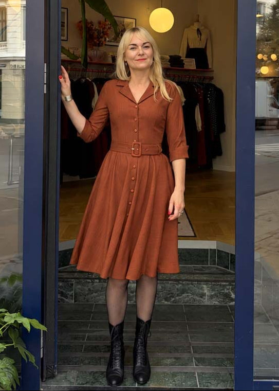 Kelly 1950er swing kjole - cognac linen look skjortekjole Daisy Dapper