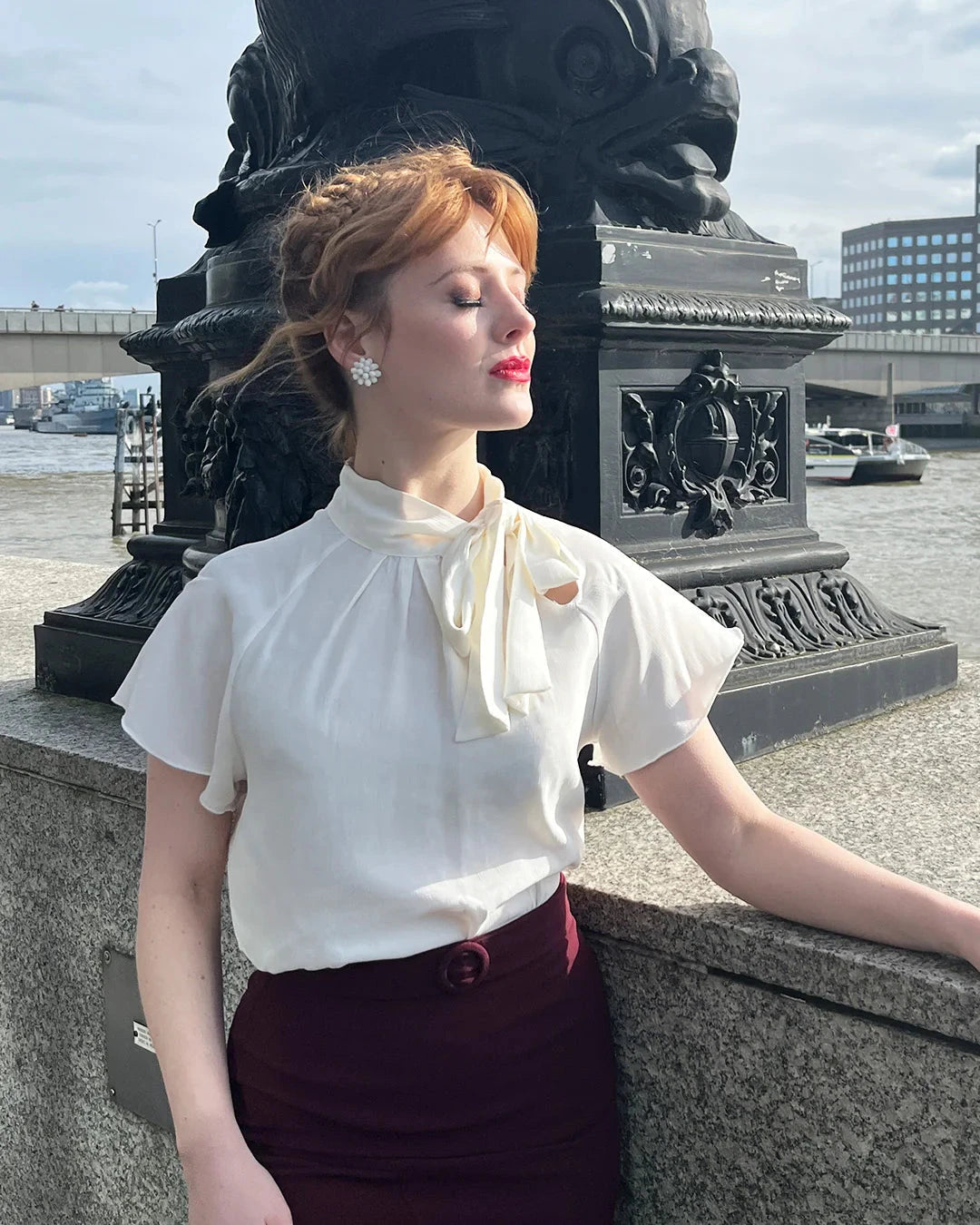 Kortærmet bluse med bindesløjfe i ivory kortærmet skjorte House of Foxy