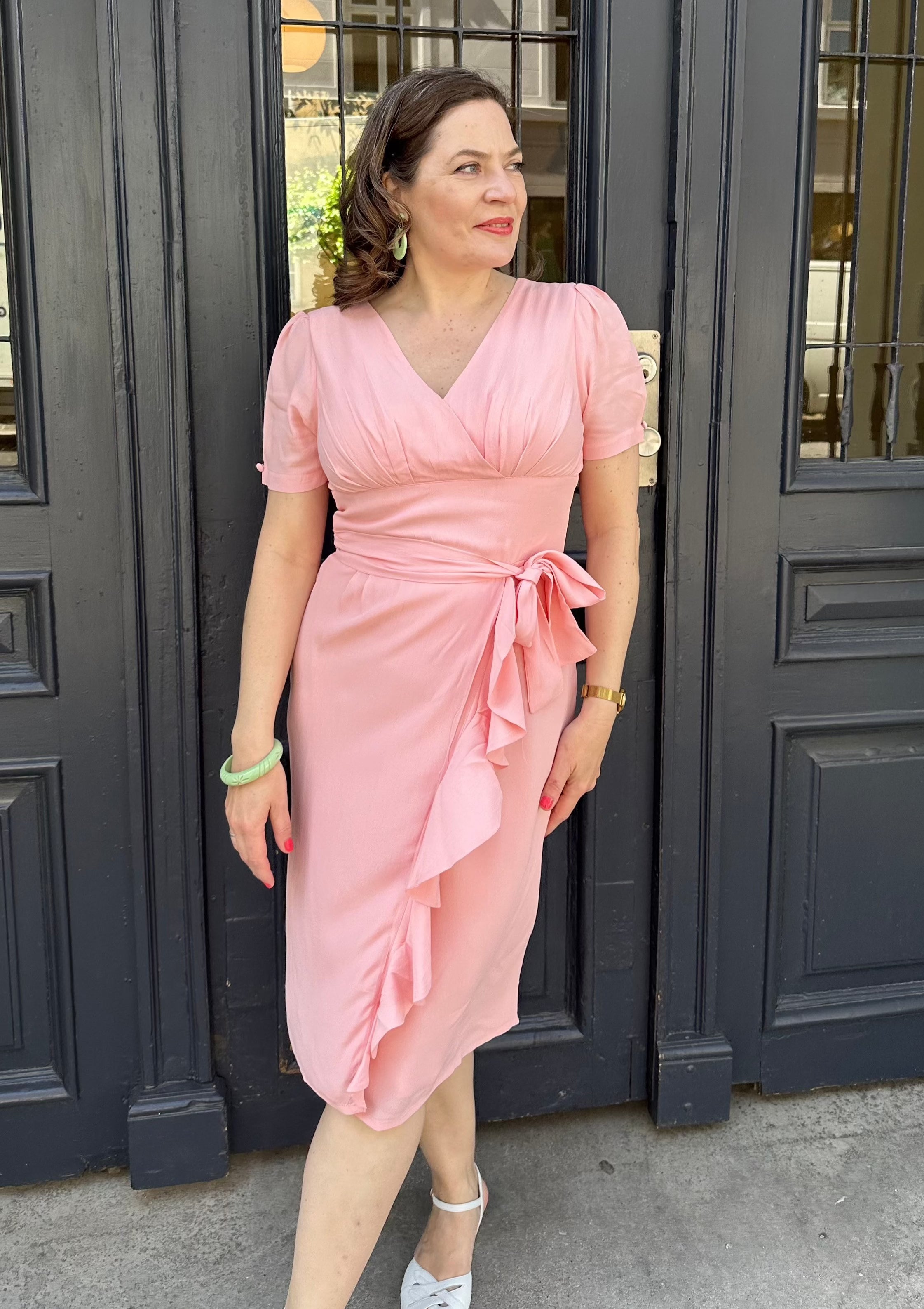 Lilian sarong kjole i sart pink pencil kjole Seamstress Of Bloomsbury