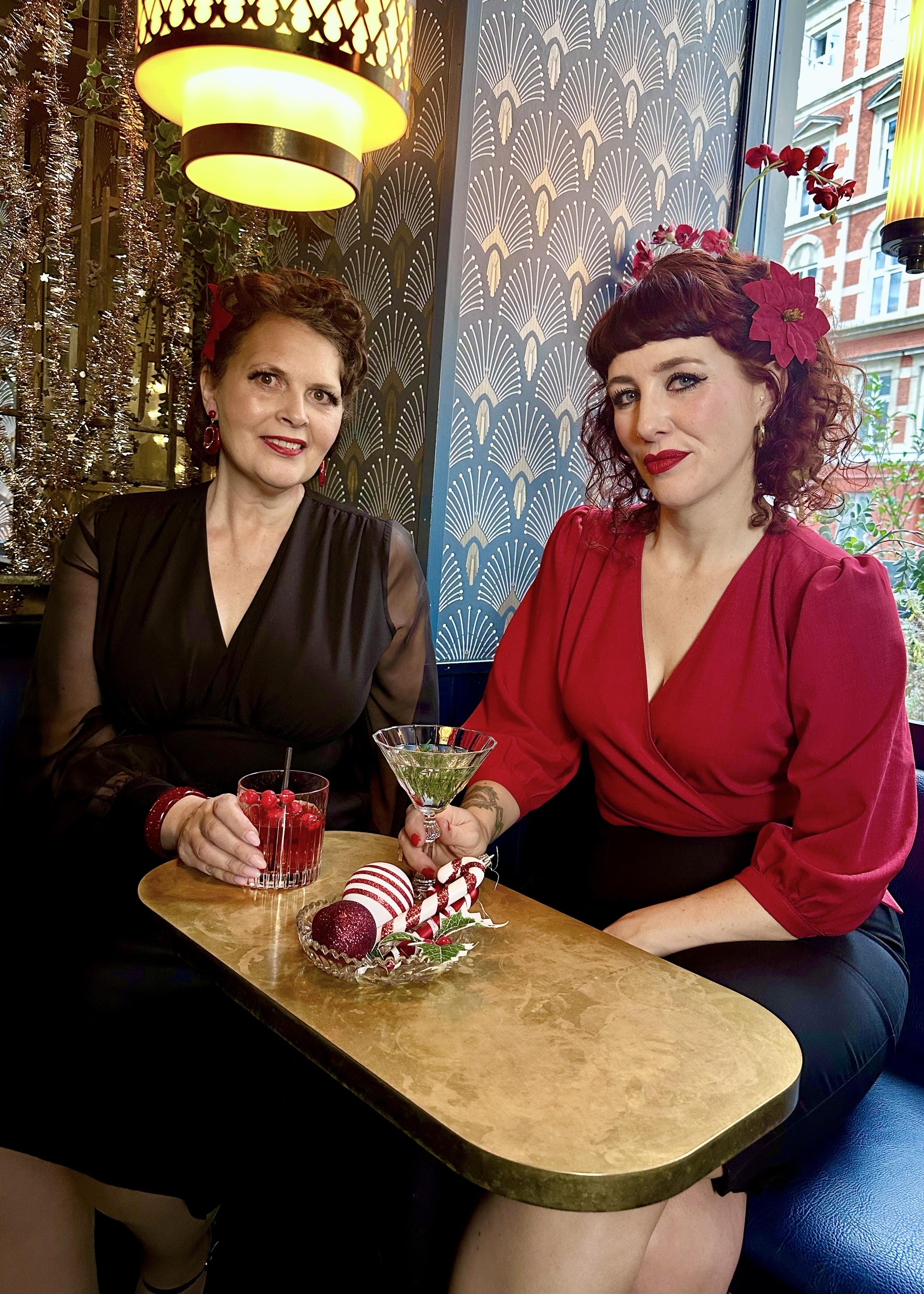 Marilyn A-line kjole i sort med chiffon ærmer Kjoler Daisy Dapper
