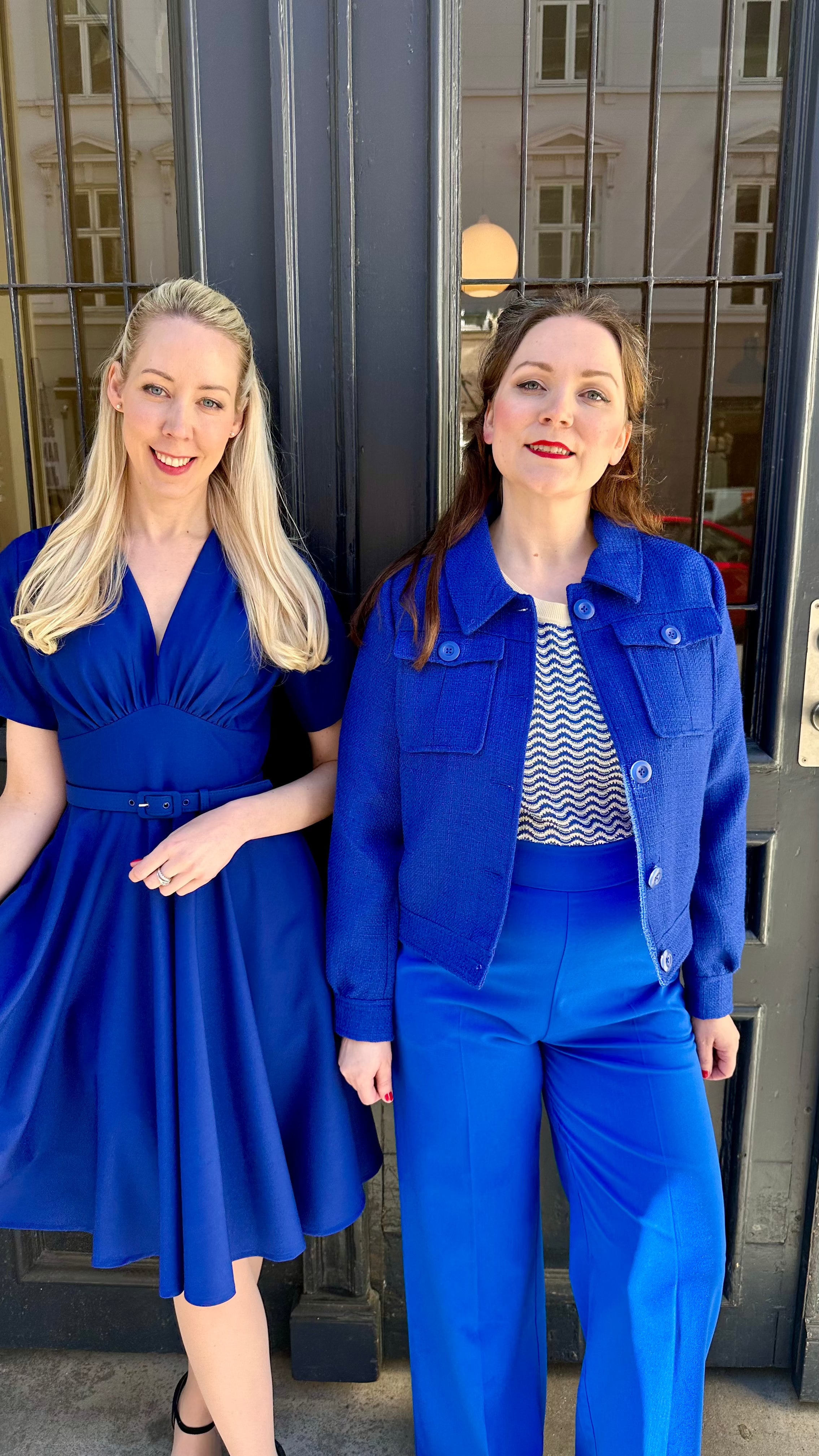 Marilyn swingkjole i kongeblå med korte ærmer Kjoler Daisy Dapper