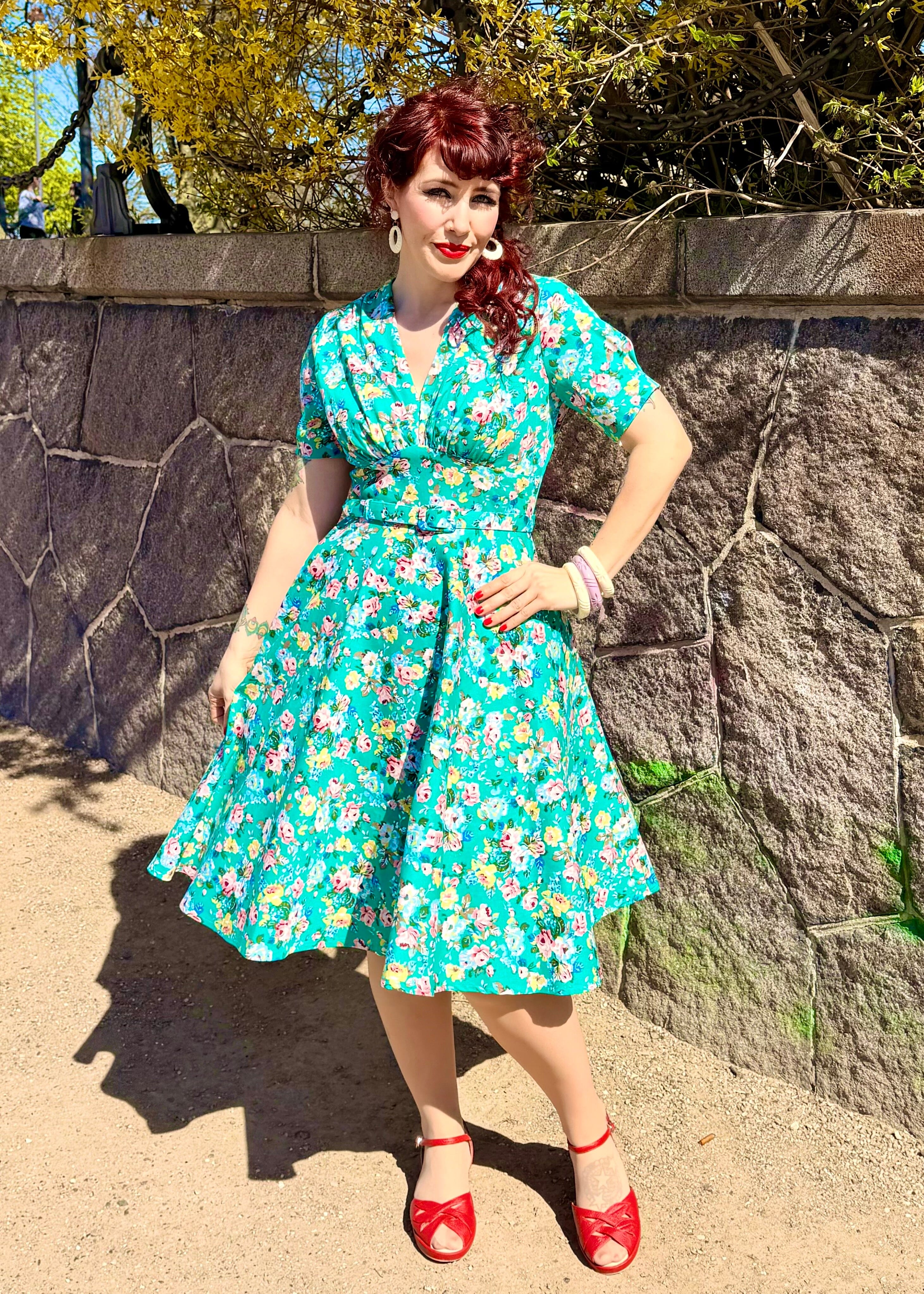 Marilyn swingkjole med korte ærmer - green roses swing kjole Daisy Dapper