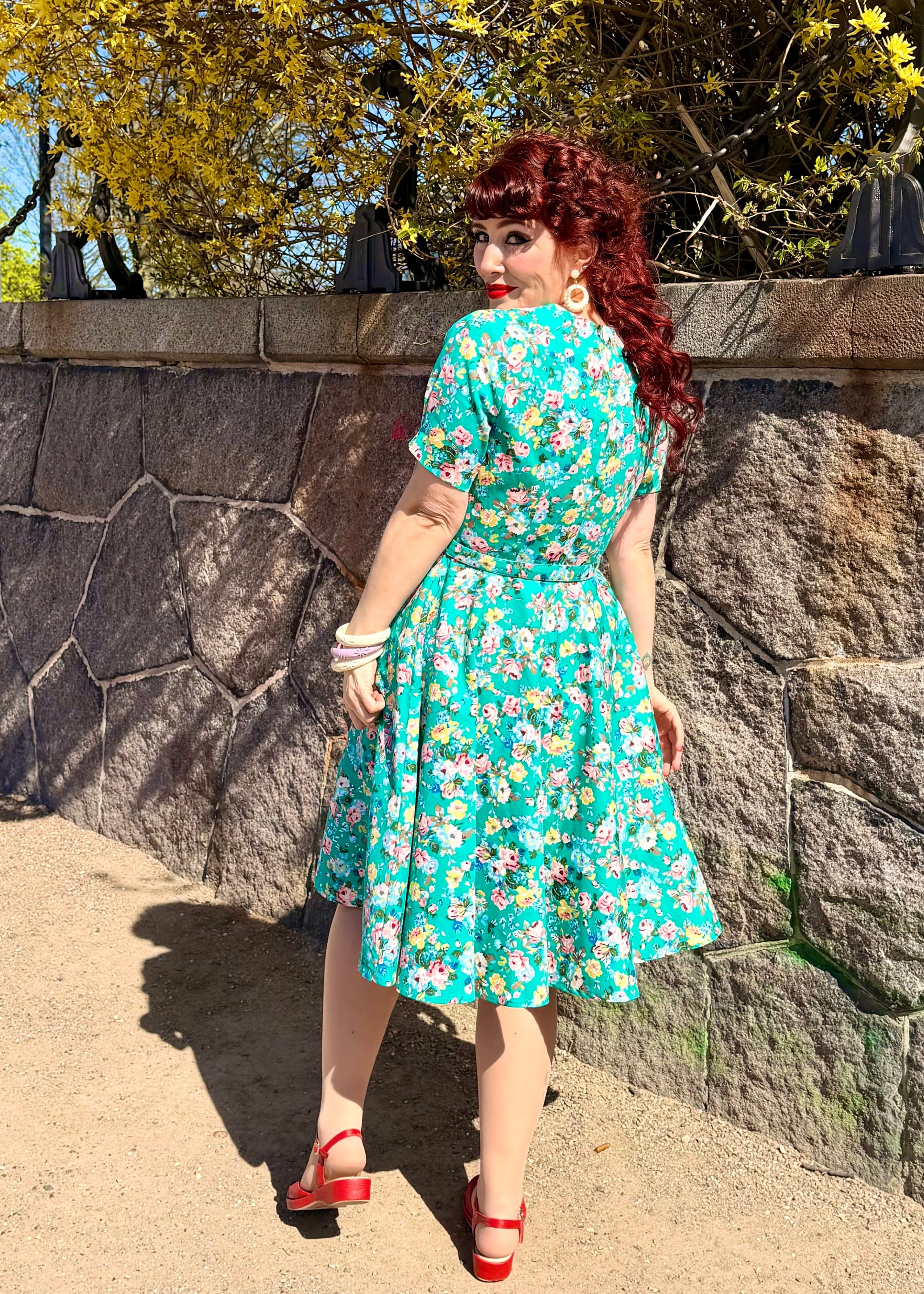 Marilyn swingkjole med korte ærmer - green roses swing kjole Daisy Dapper