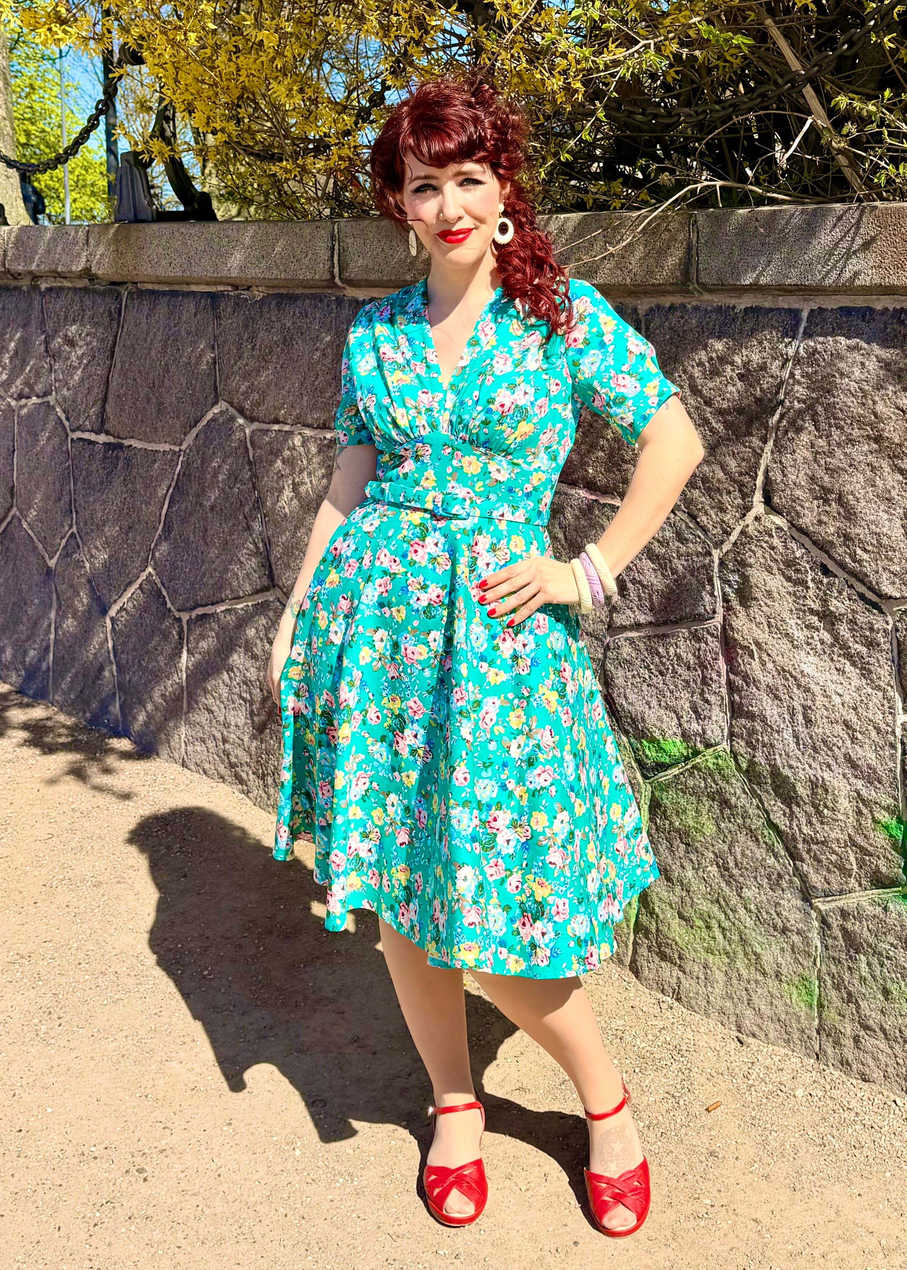 Marilyn swingkjole med korte ærmer - green roses swing kjole Daisy Dapper