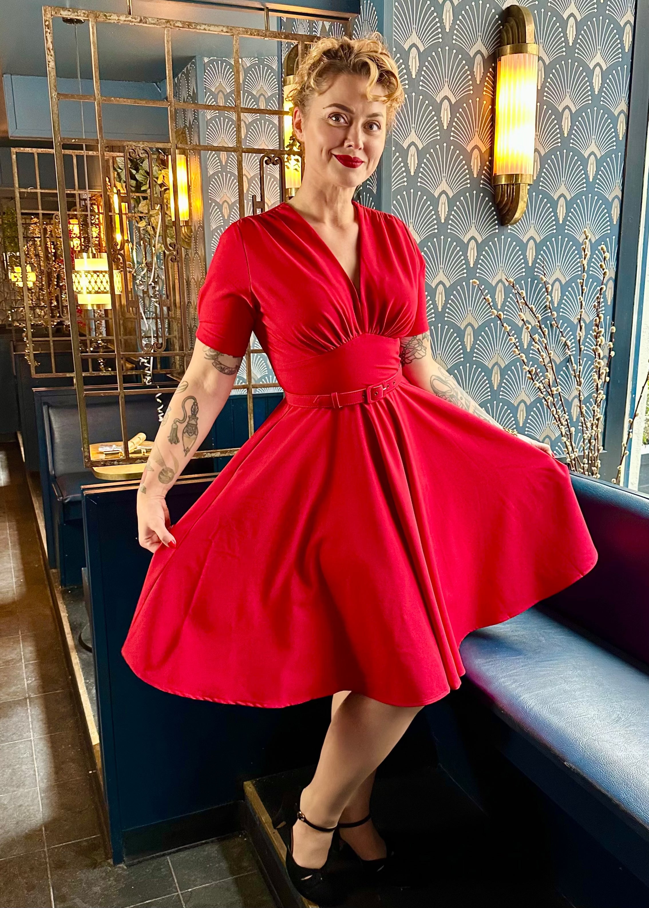 Marilyn swingkjole med korte ærmer i klassisk rød swing kjole Daisy Dapper