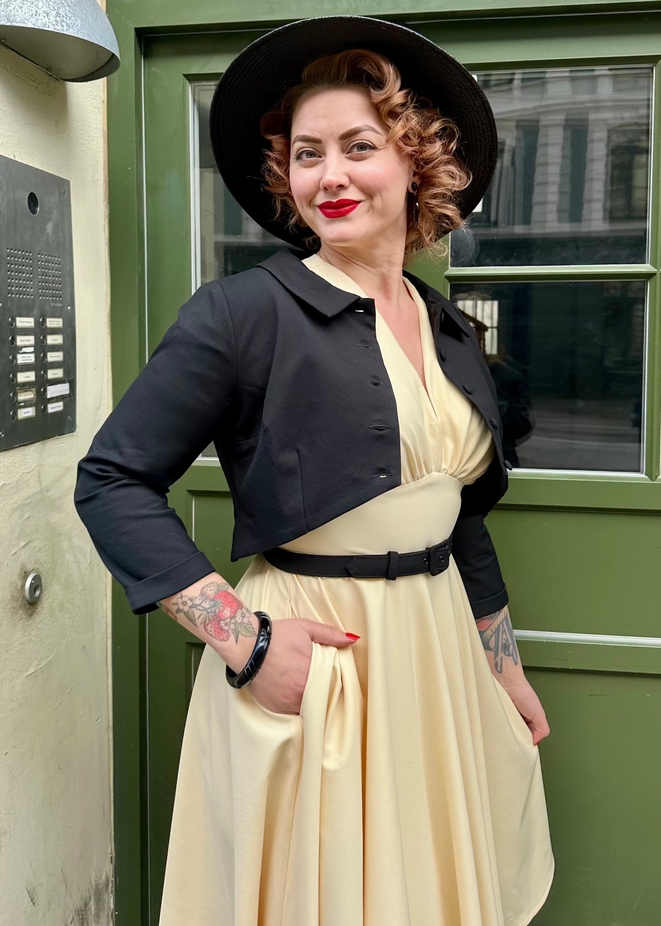 Marilyn swingkjole med korte ærmer i lys gul swing kjole Daisy Dapper