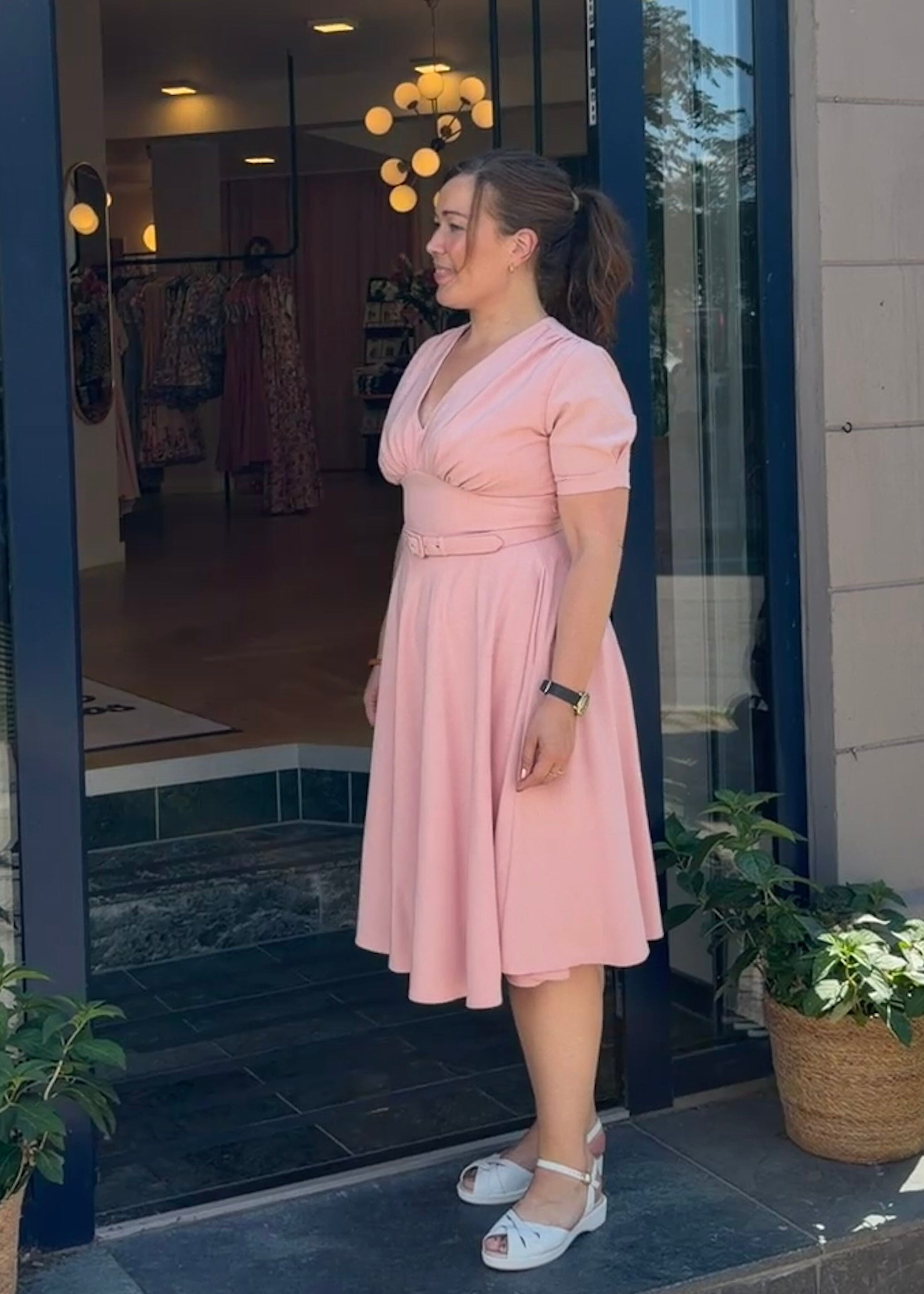 Marilyn swingkjole med korte ærmer - lys rosa swing kjole Daisy Dapper