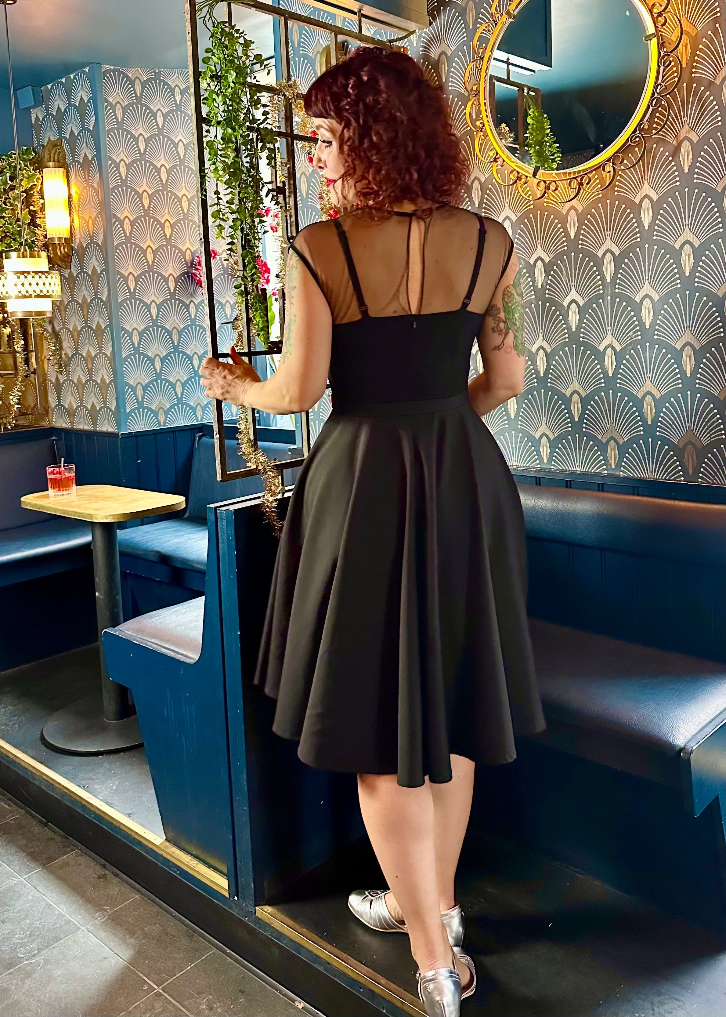 Matilda swing kjole i sort med chiffon detalje Kjoler Daisy Dapper