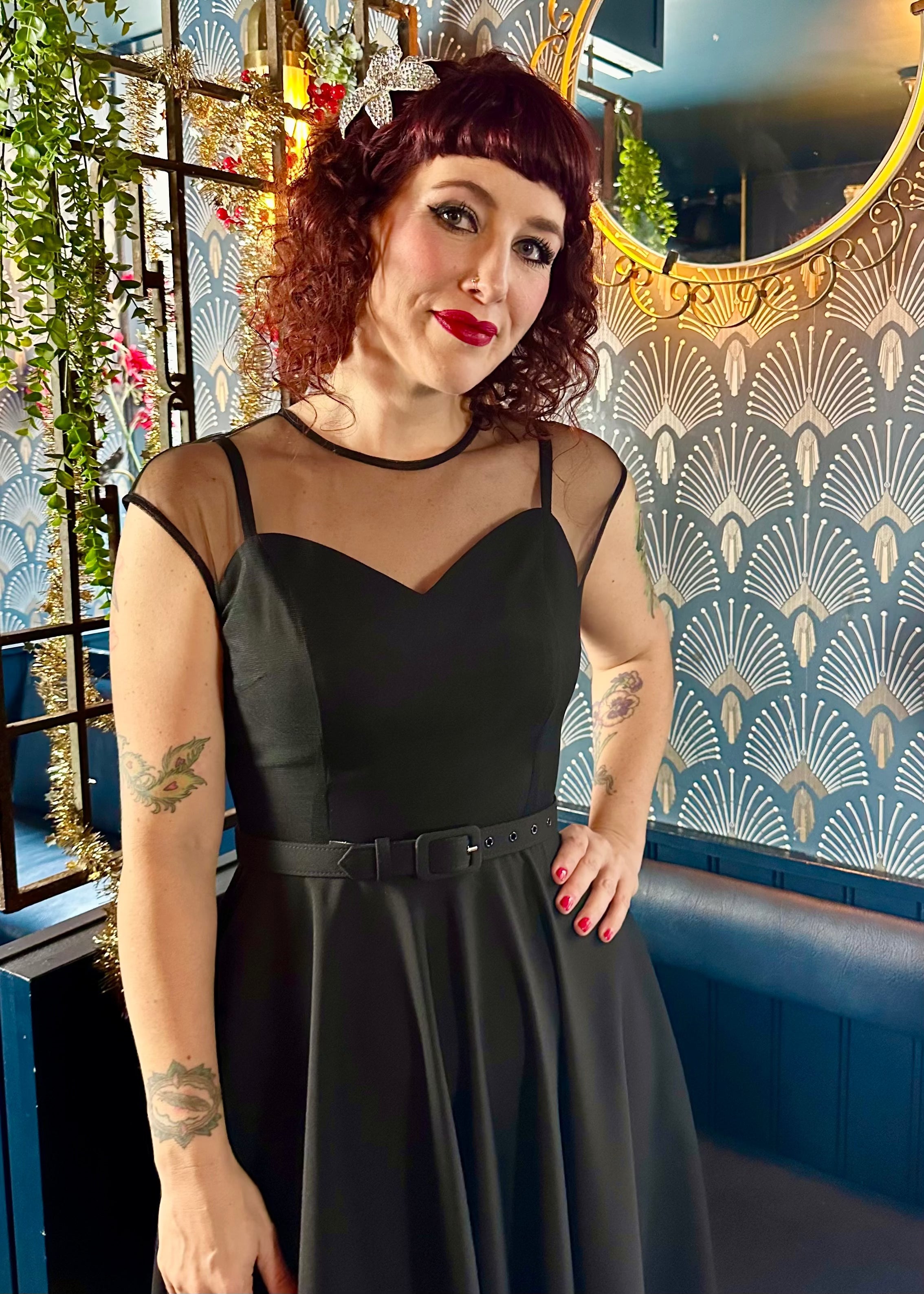 Matilda swing kjole i sort med chiffon detalje Kjoler Daisy Dapper