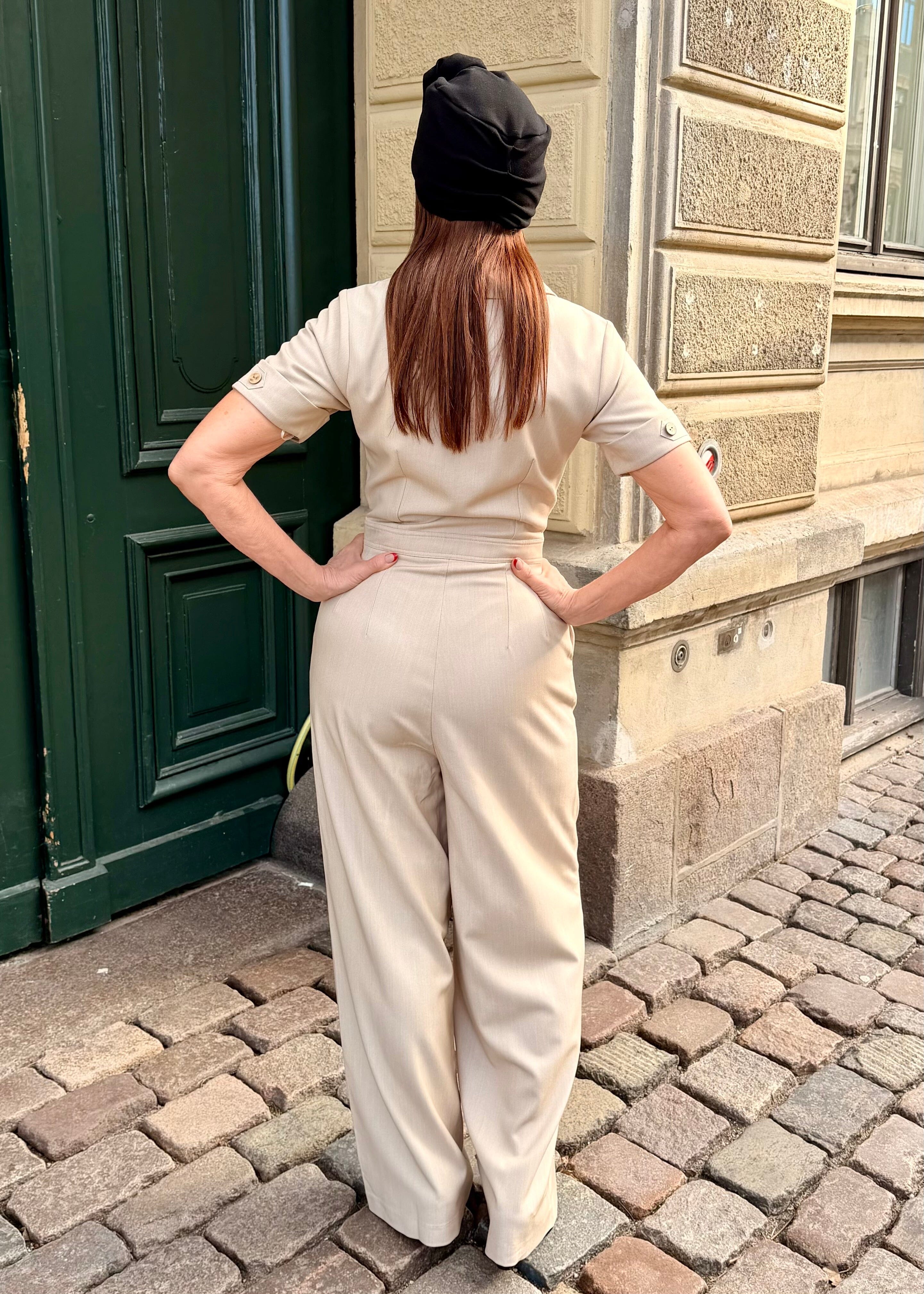 Maxine buksedragt med korte ærmer - beige sand buksedragt Daisy Dapper