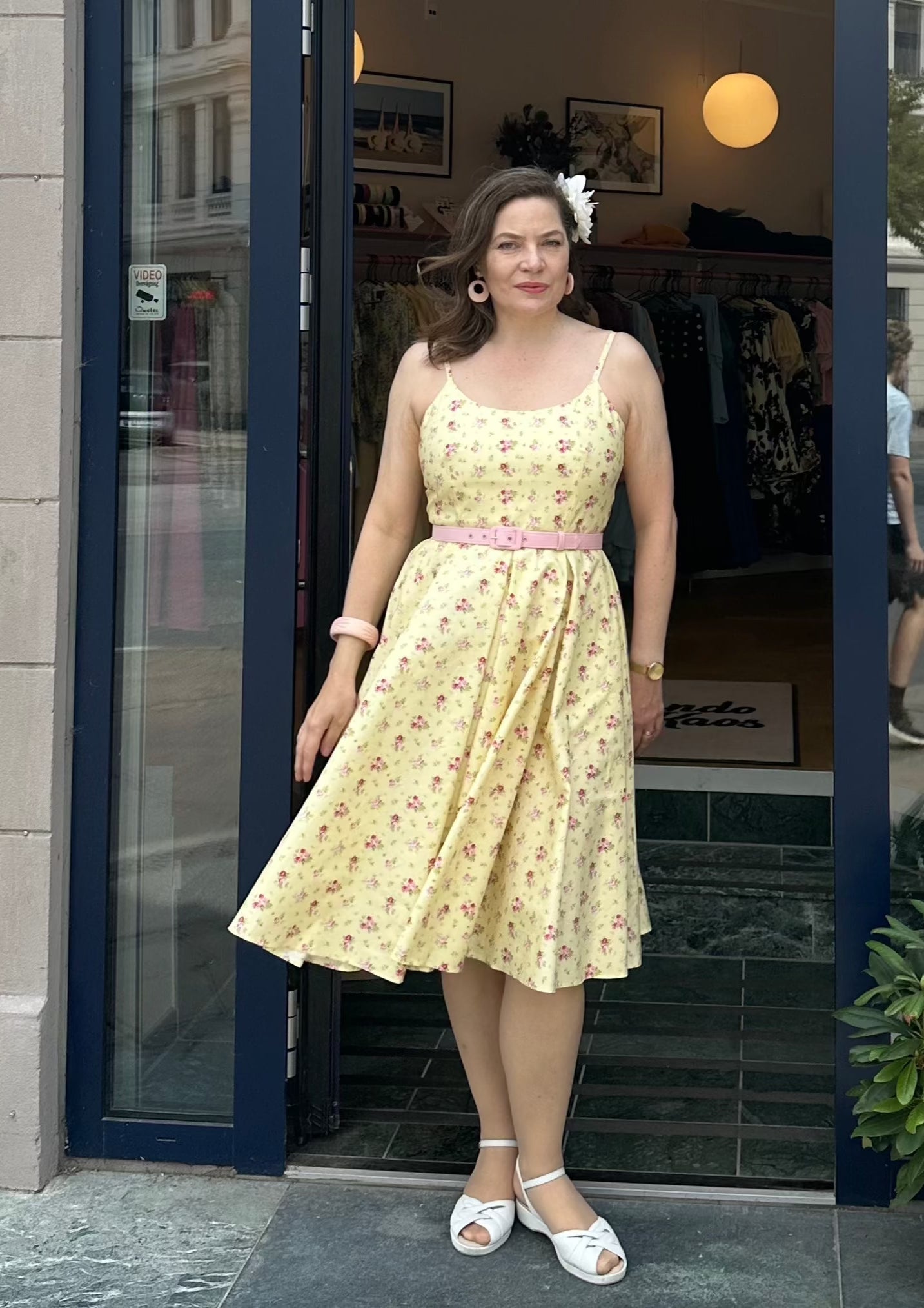Priscilla swingkjole i lys gul med roser Kjoler Pretty Dress Company