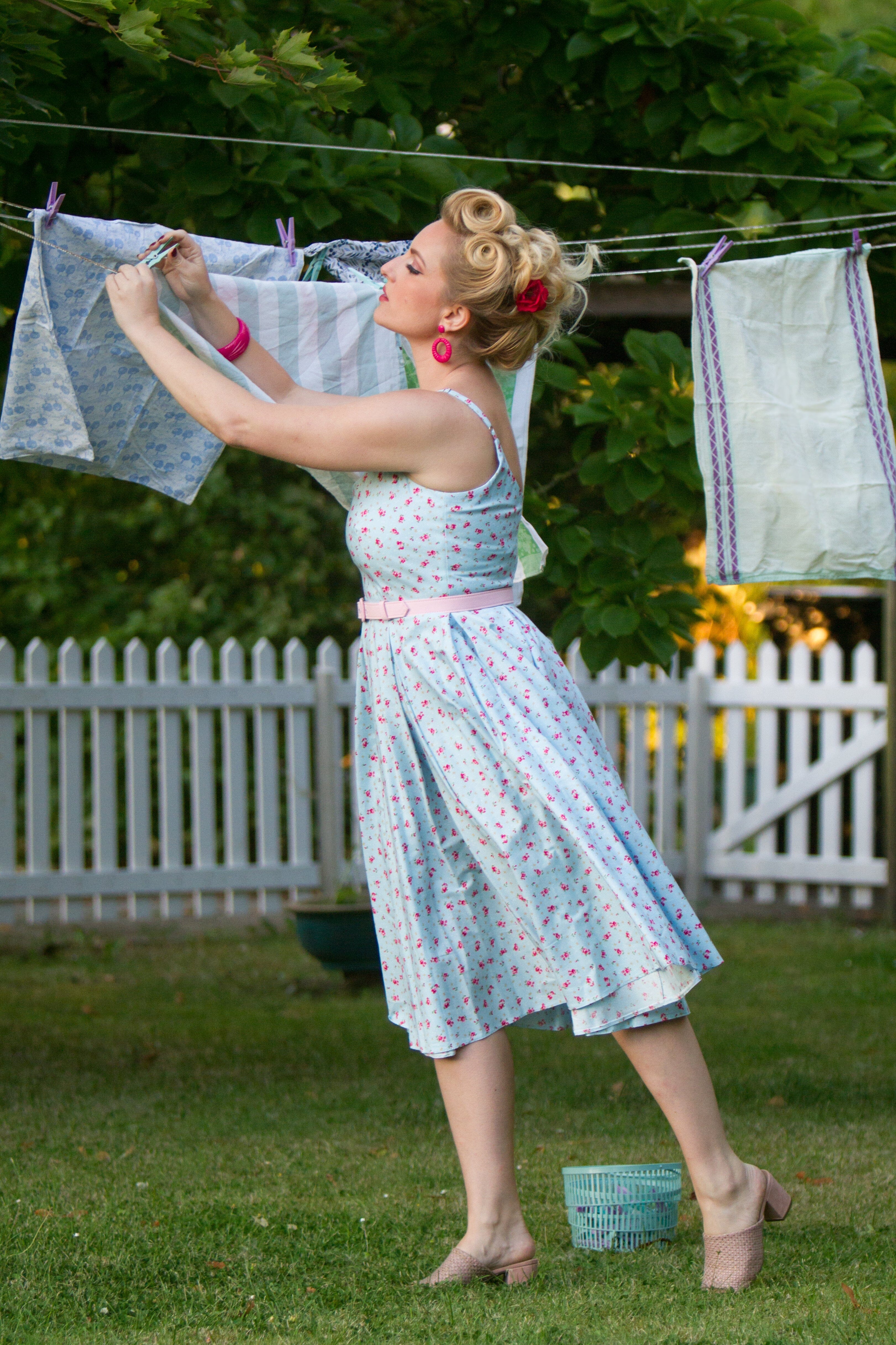 Priscilla swingkjole i lyseblå med blomster Kjoler Pretty Dress Company
