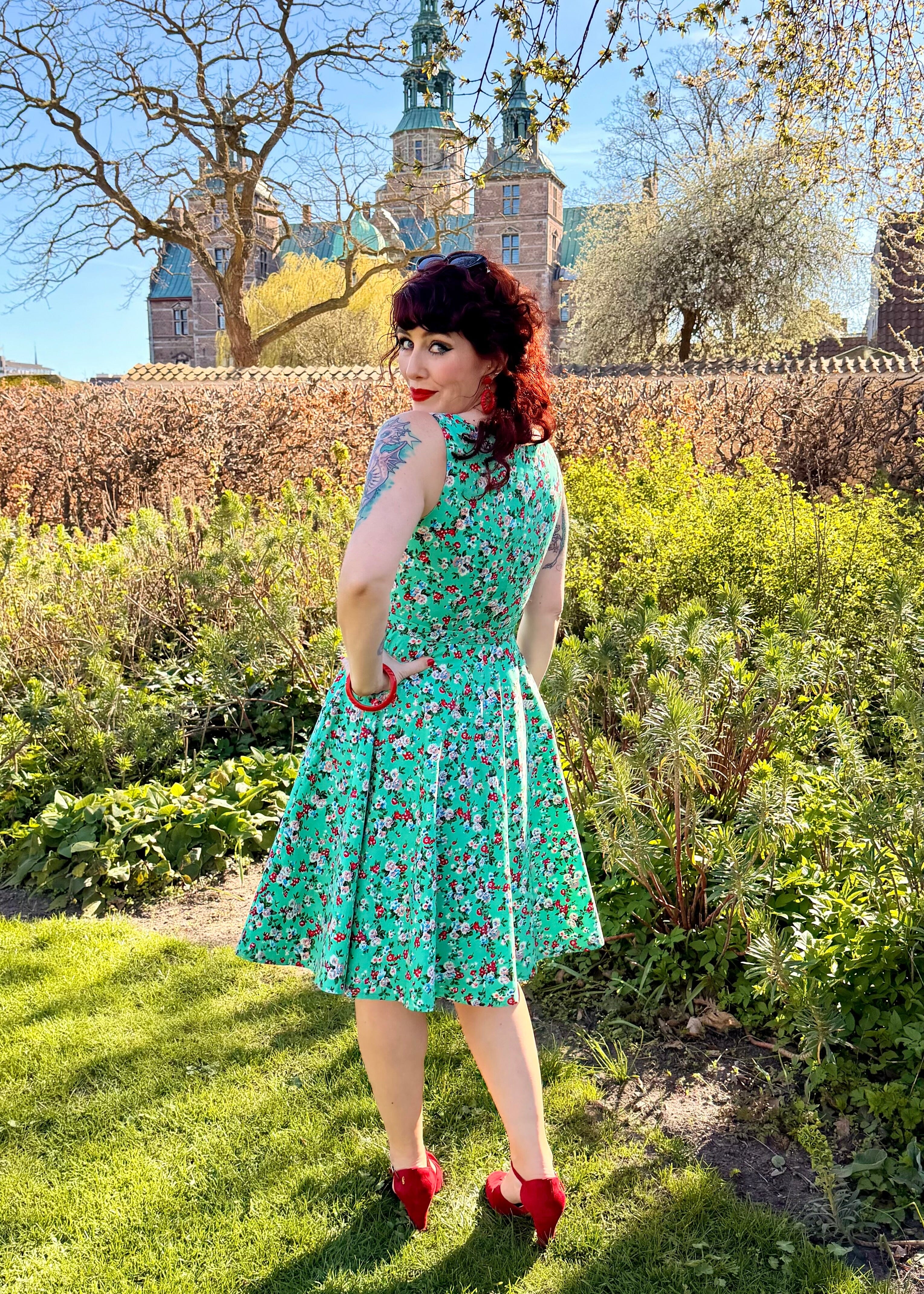 Rosie swingkjole med brede stropper - mint bloom swing kjole Daisy Dapper