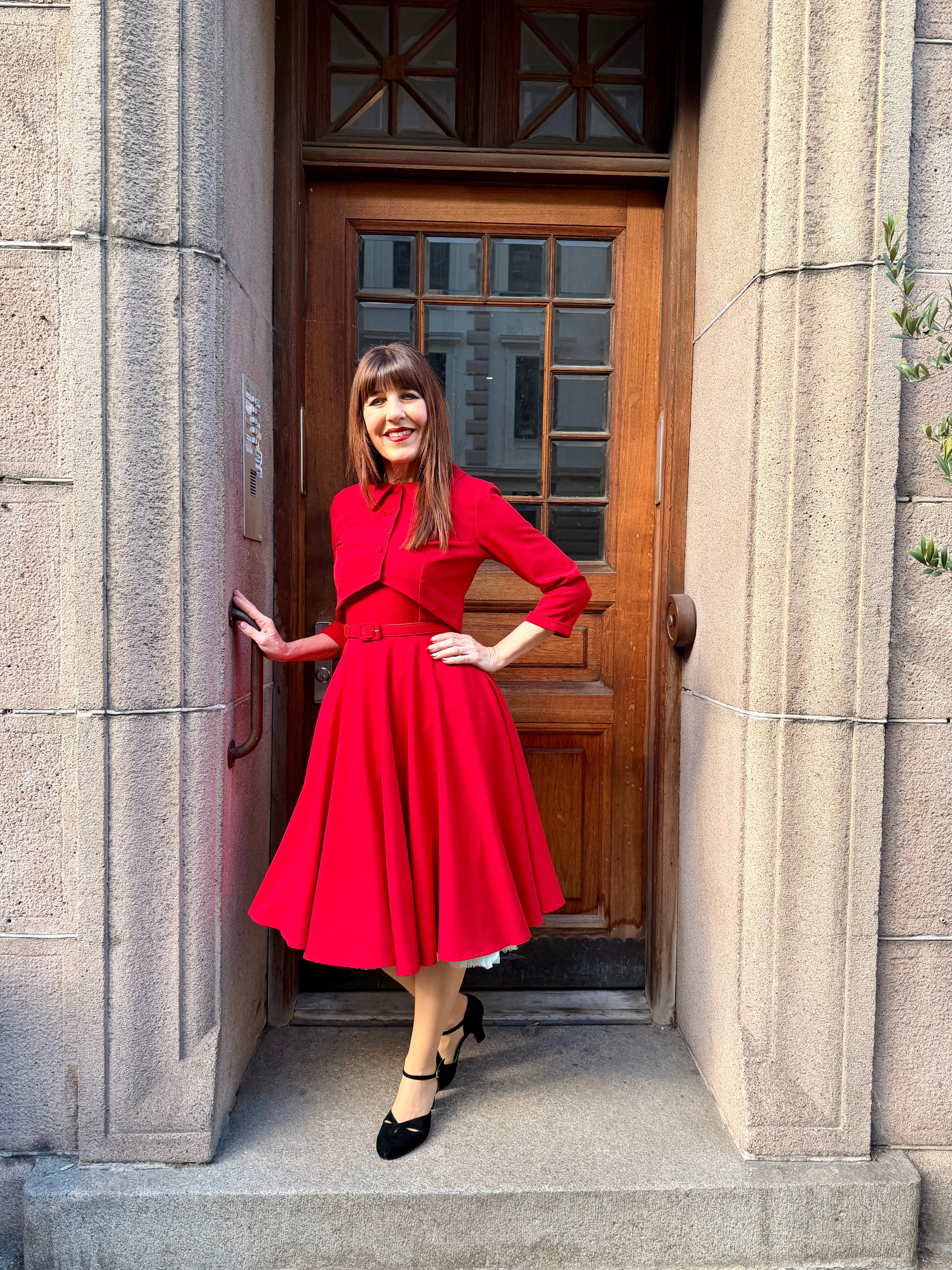 Rosie swingkjole med brede stropper - rød swing kjole Daisy Dapper