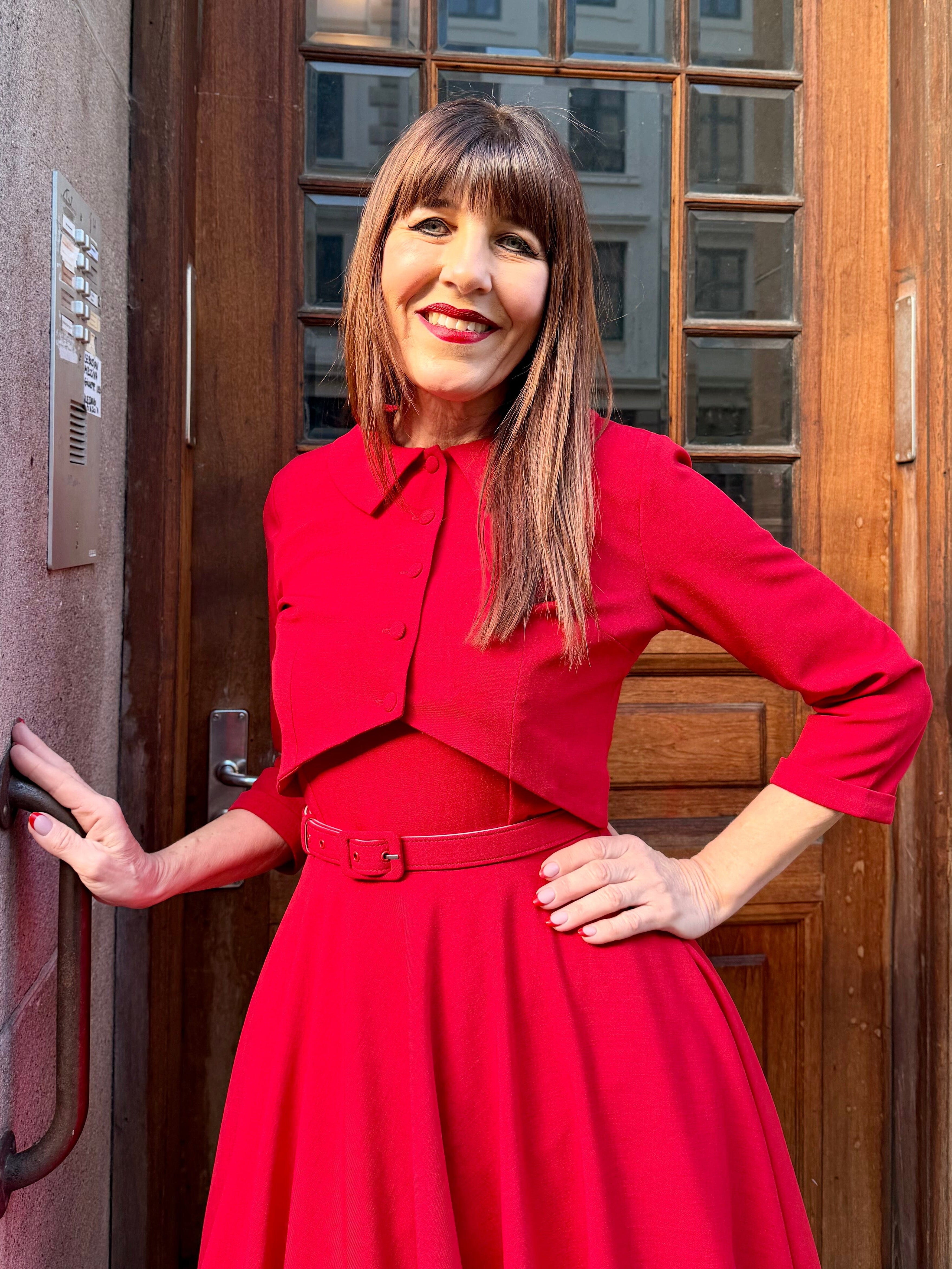 Rosie swingkjole med brede stropper - rød swing kjole Daisy Dapper