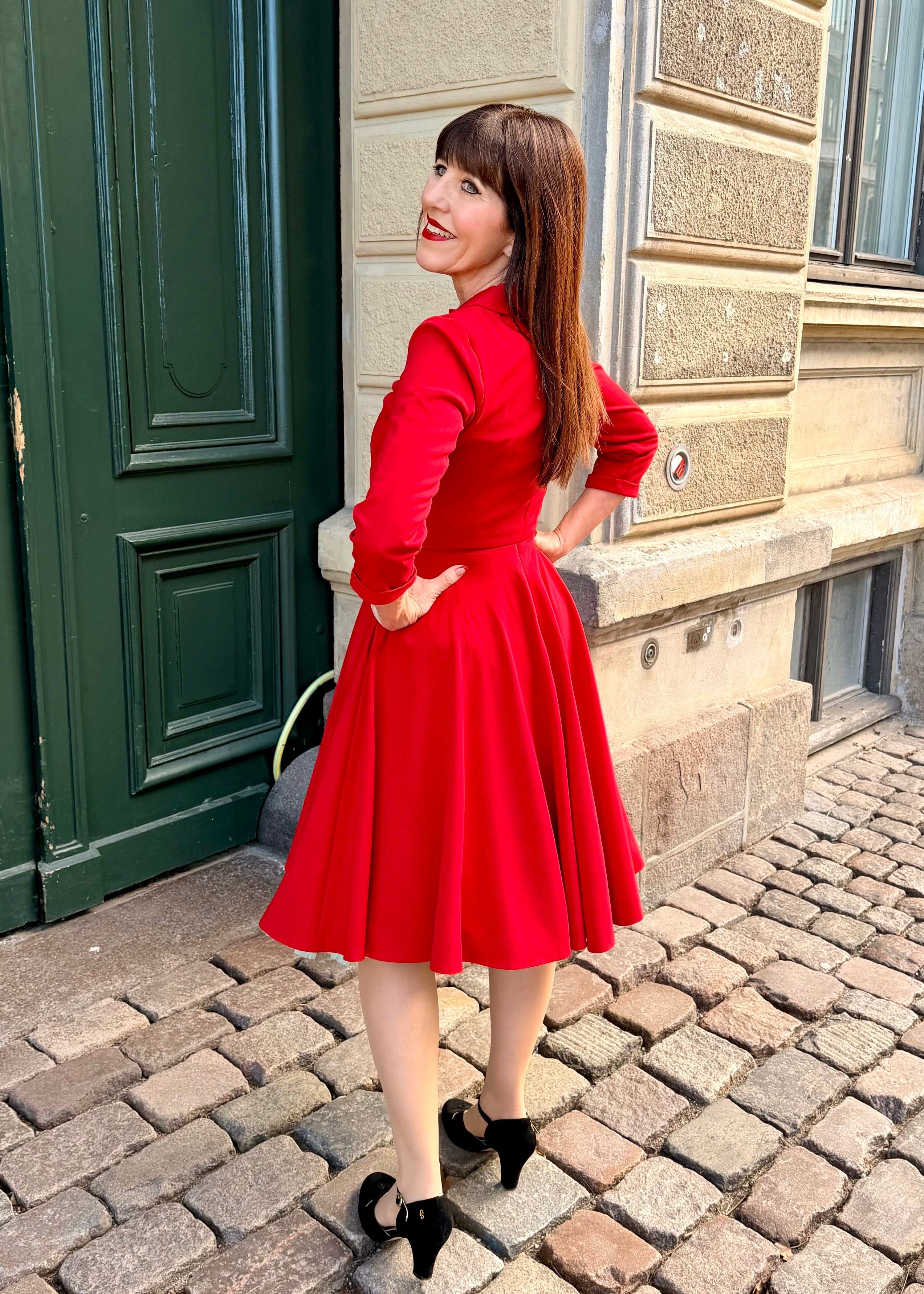 Rosie swingkjole med brede stropper - rød swing kjole Daisy Dapper