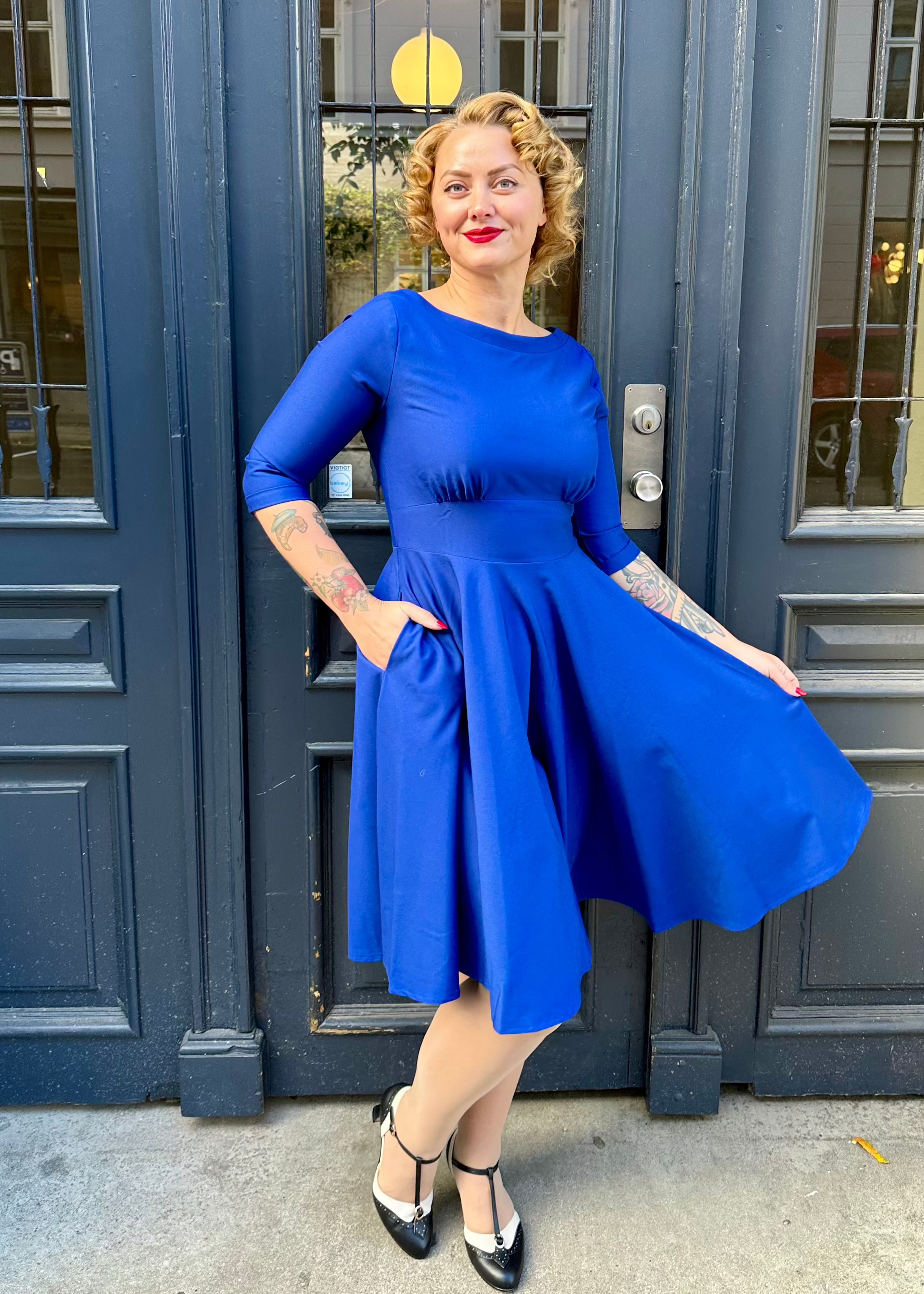 Ruby boatneck swingkjole i kongeblå swing kjole Daisy Dapper
