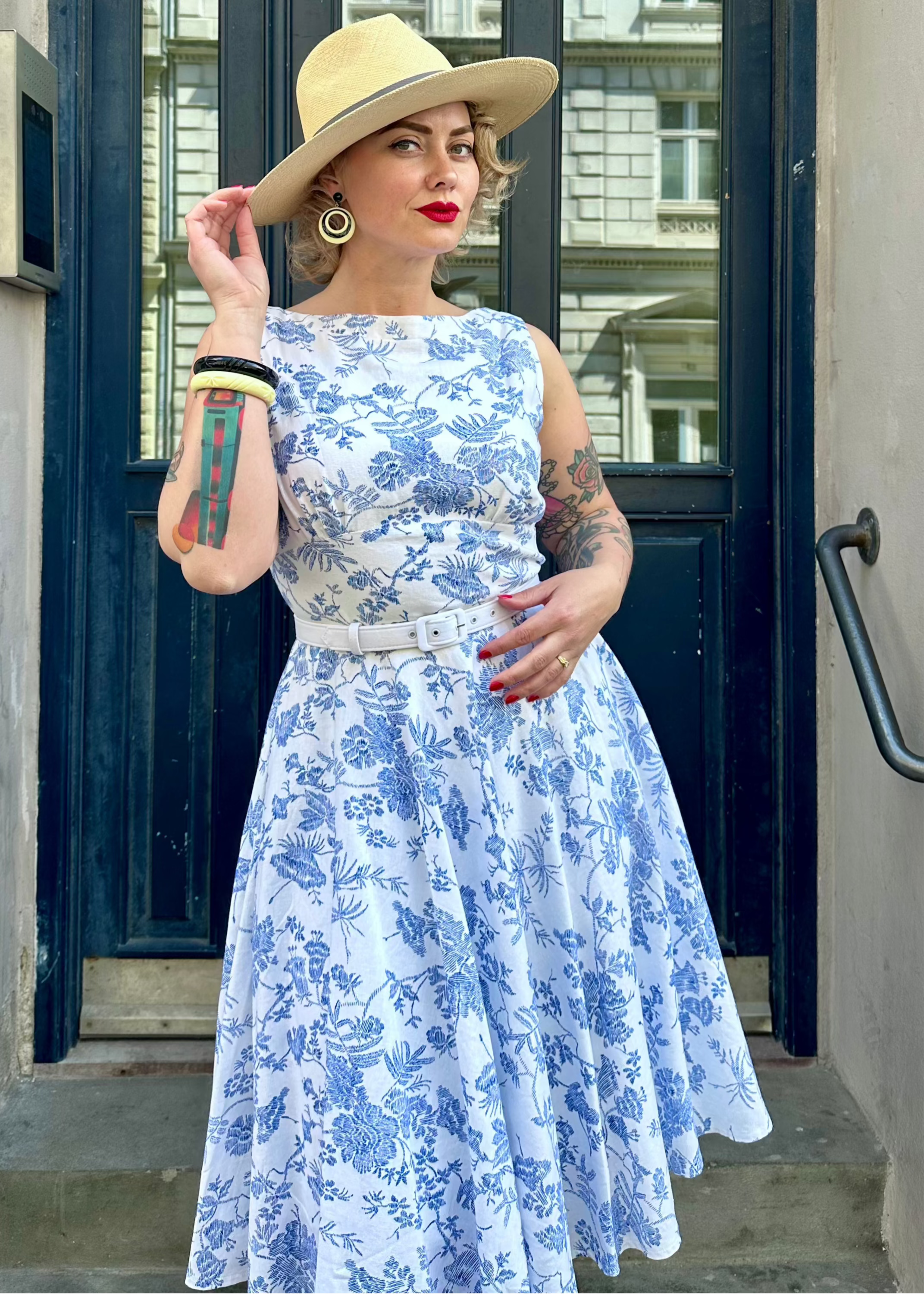 Ruby swingkjole sleeveless i hvid med blå blomster Mondo Kaos
